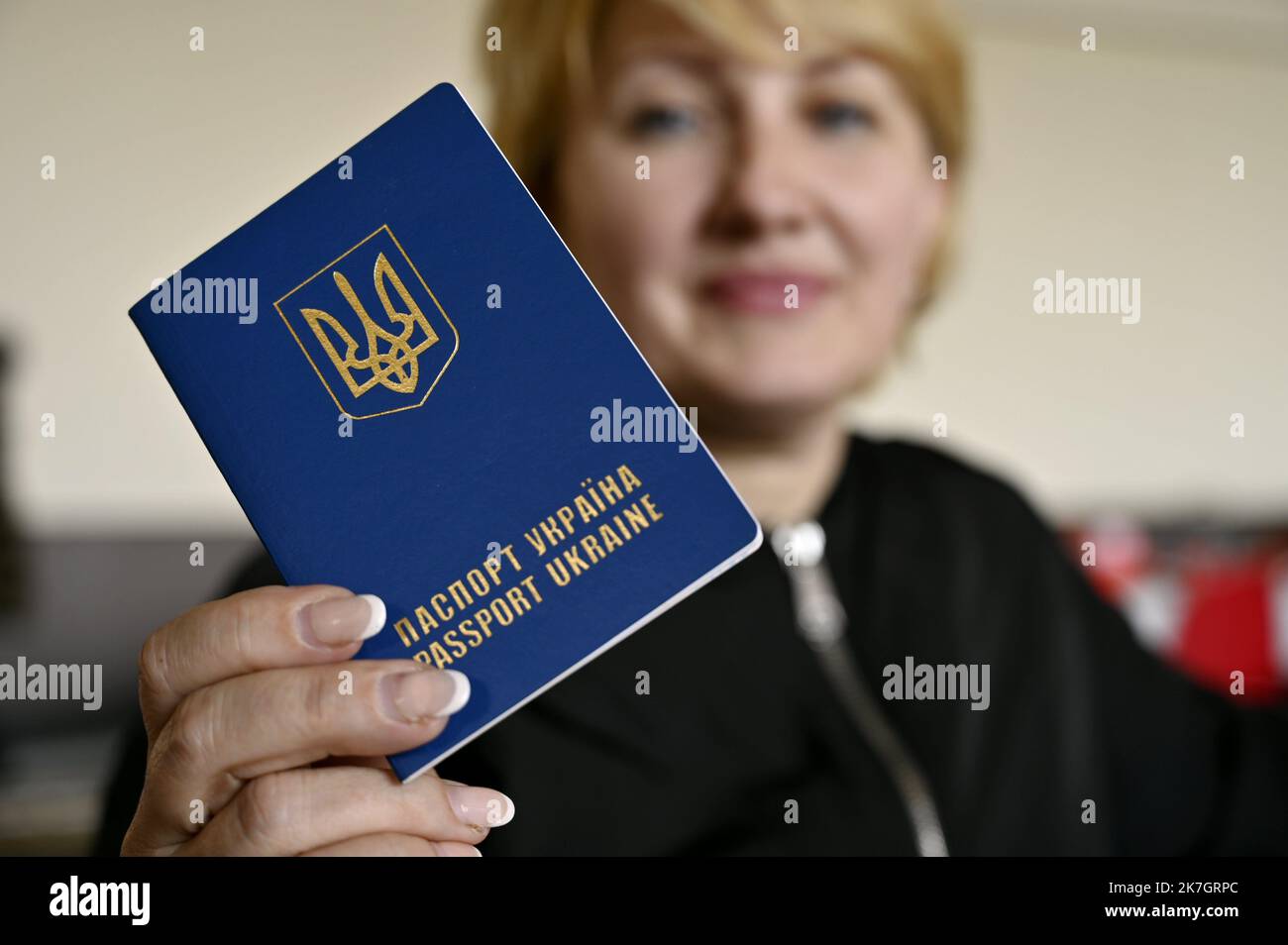 ©PHOTOPQR/L'EST REPUBLICAIN/ALEXANDRE MARCHI ; NANCY ; 19/03/2022 ; GUERRE EN UKRAINE - UNION EUROPEENNE - EXODE DES REFUGIES UKRAINIENS - ACCUEIL EN FRANKREICH - KRIEG - FLÜCHTLINGE. Nancy, 19. märz 2022. Une ukrainienne tient son passeport dans sa main après l'arrivée d'un Bus avec 100 réfugiés de guerre ukrainiens, prinicpalement des femmes avec des enftans, ayant transités par Lublin (Pologne) avant d'arriver à Nancy. FOTO Alexandre MARCHI. - Frankreich 19. März 2022 Gentilly - Ankunft eines Busses mit 100 ukrainischen Kriegsflüchtlingen Stockfoto