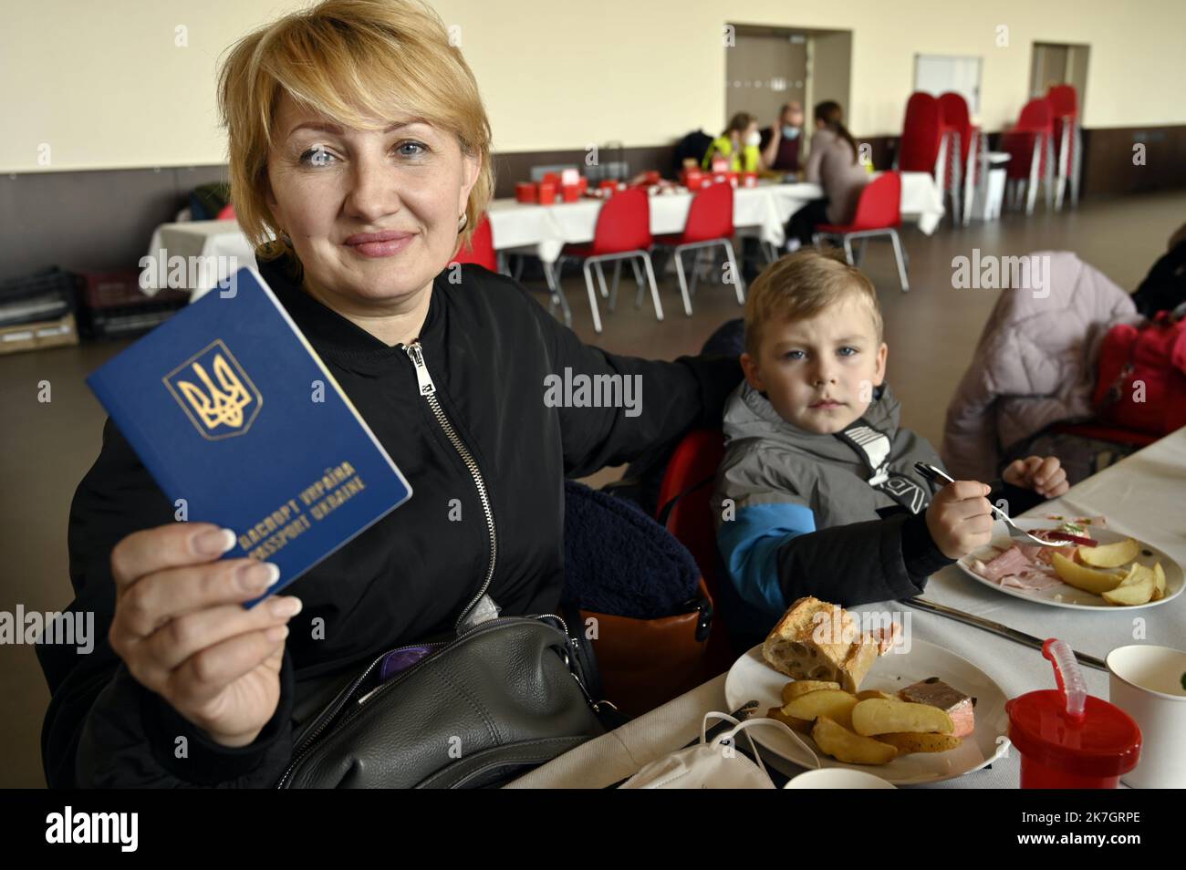 ©PHOTOPQR/L'EST REPUBLICAIN/ALEXANDRE MARCHI ; NANCY ; 19/03/2022 ; GUERRE EN UKRAINE - UNION EUROPEENNE - EXODE DES REFUGIES UKRAINIENS - ACCUEIL EN FRANKREICH - KRIEG - FLÜCHTLINGE. Nancy, 19. märz 2022. Oksana (53 ans) et Timothée (4 ans), dans la grande salle de Gentilly, après l'arrivée d'un Bus avec 100 réfugiés de guerre ukrainiens, prinicpalement des femmes avec des enftans, ayant transités par Lublin (Pologne) avant d'arriver à Nancy. FOTO Alexandre MARCHI. - Frankreich 19. März 2022 Gentilly - Ankunft eines Busses mit 100 ukrainischen Kriegsflüchtlingen Stockfoto