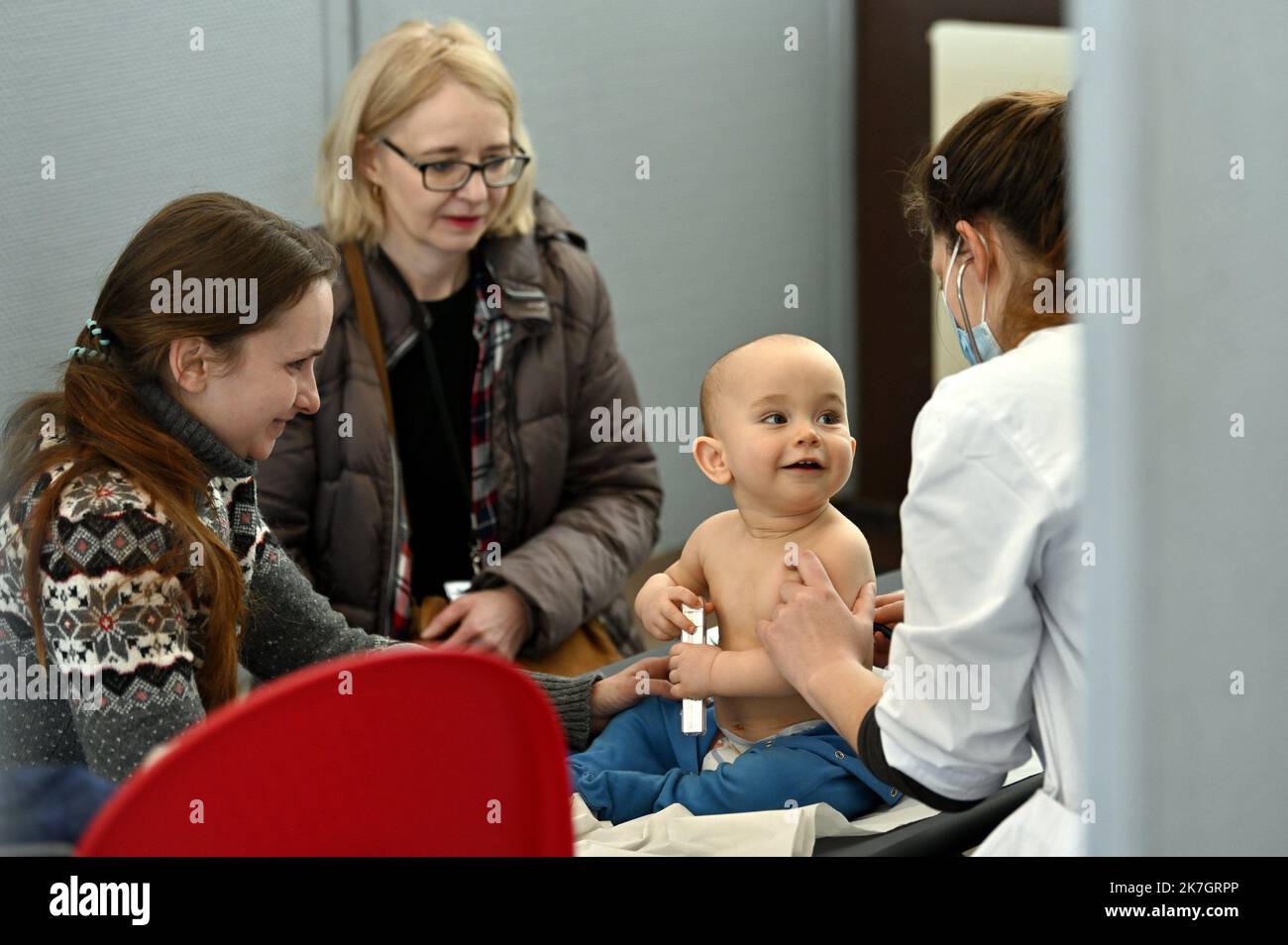 ©PHOTOPQR/L'EST REPUBLICAIN/ALEXANDRE MARCHI ; NANCY ; 19/03/2022 ; GUERRE EN UKRAINE - UNION EUROPEENNE - EXODE DES REFUGIES UKRAINIENS - ACCUEIL EN FRANKREICH - KRIEG - FLÜCHTLINGE - BEBE - ENFANT. Nancy, 19. märz 2022. Une maman consulte un médecin pour son bébé avec l'aide d'une interprète, dans la grande salle de Gentilly, après l'arrivée d'un Bus avec 100 réfugiés de guerre ukrainiens, prinicpalement des femmes avec des enftans, ayant transités par Lublin (Pologne) avant d'arriver à Nancy. FOTO Alexandre MARCHI. - Frankreich 19. März 2022 Gentilly - Ankunft eines Busses mit 100 ukrainischen Kriegsflüchtlingen Stockfoto