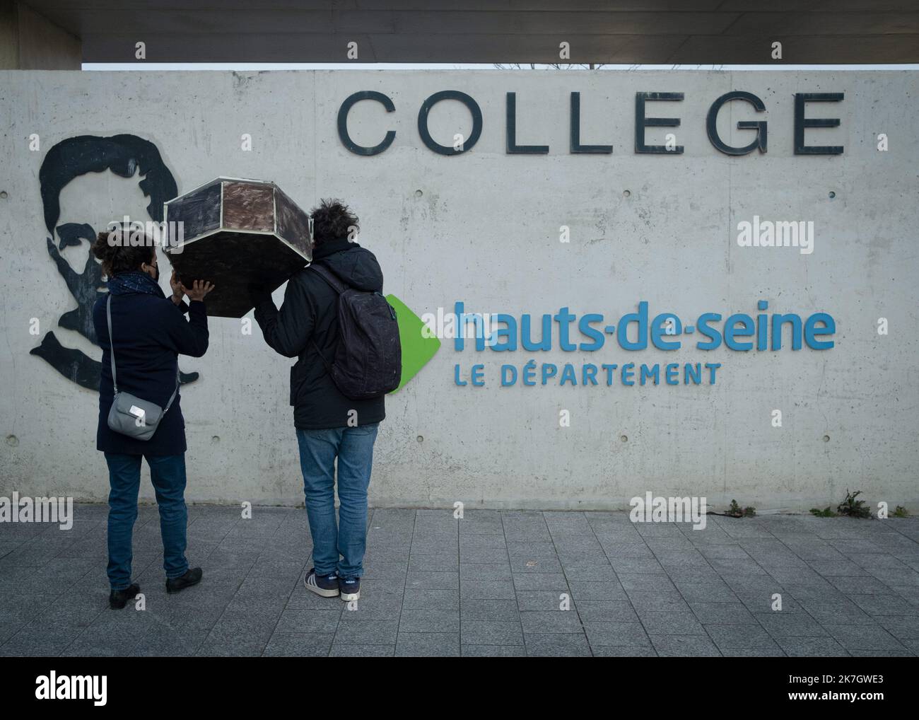 ©Sadak Souici / Le Pictorium/MAXPPP - Gennevilliers 07/03/2022 Sadak Souici / Le Pictorium - 7/3/2022 - Frankreich / Ile-de-France / Gennevilliers - plusieurs professeurs et parents d'eleves se sont rassembles devant le college Guy Moquet a Gennevilliers. Bildung : Parents et enseignants du secondaire exigent des moyens supplunaires pour la rentree scolaire 2022 / 7/3/2022 - Frankreich / Ile-de-France (Region) / Gennevilliers - mehrere Lehrer und Eltern versammelten sich vor der Guy Moquet Sekundarschule in Gennevilliers. Bildung: Eltern und Sekundarschullehrer verlangen zusätzliche Reso Stockfoto