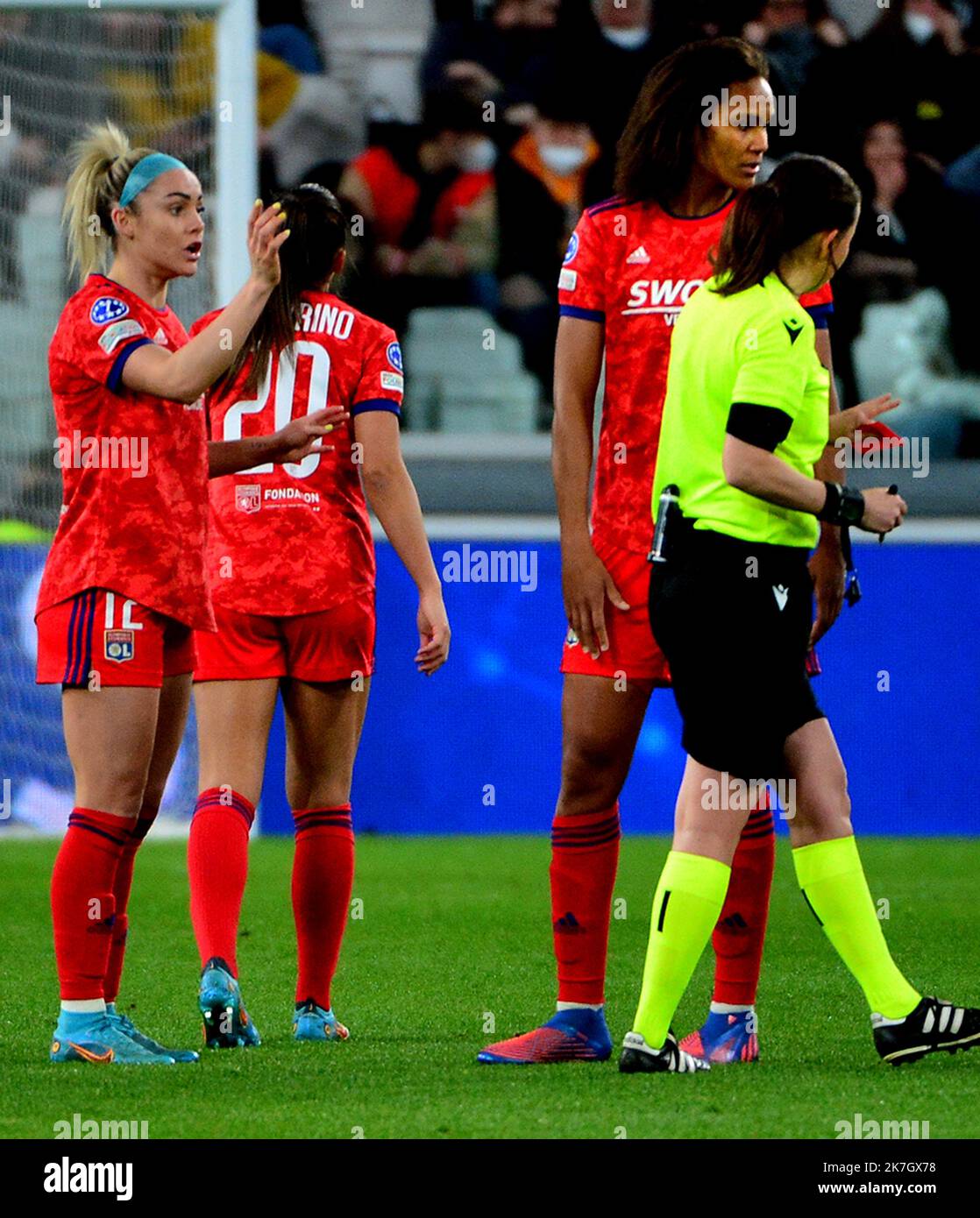 ©PHOTOPQR/LE PROGRES/Richard MOUILLAUD - Lyon 23/03/2022 - le 23/03/2022 Juventus OL Feminin UEFA -Quart de finalealler uefa Foot feminin JUVENTUS TURIN OL Carton Rouge Expulsion de Ellie Carpenter UEFA Champions League Frauen Fußballspiel - Juventus Frauen vs Olympique Lyonnais Stockfoto