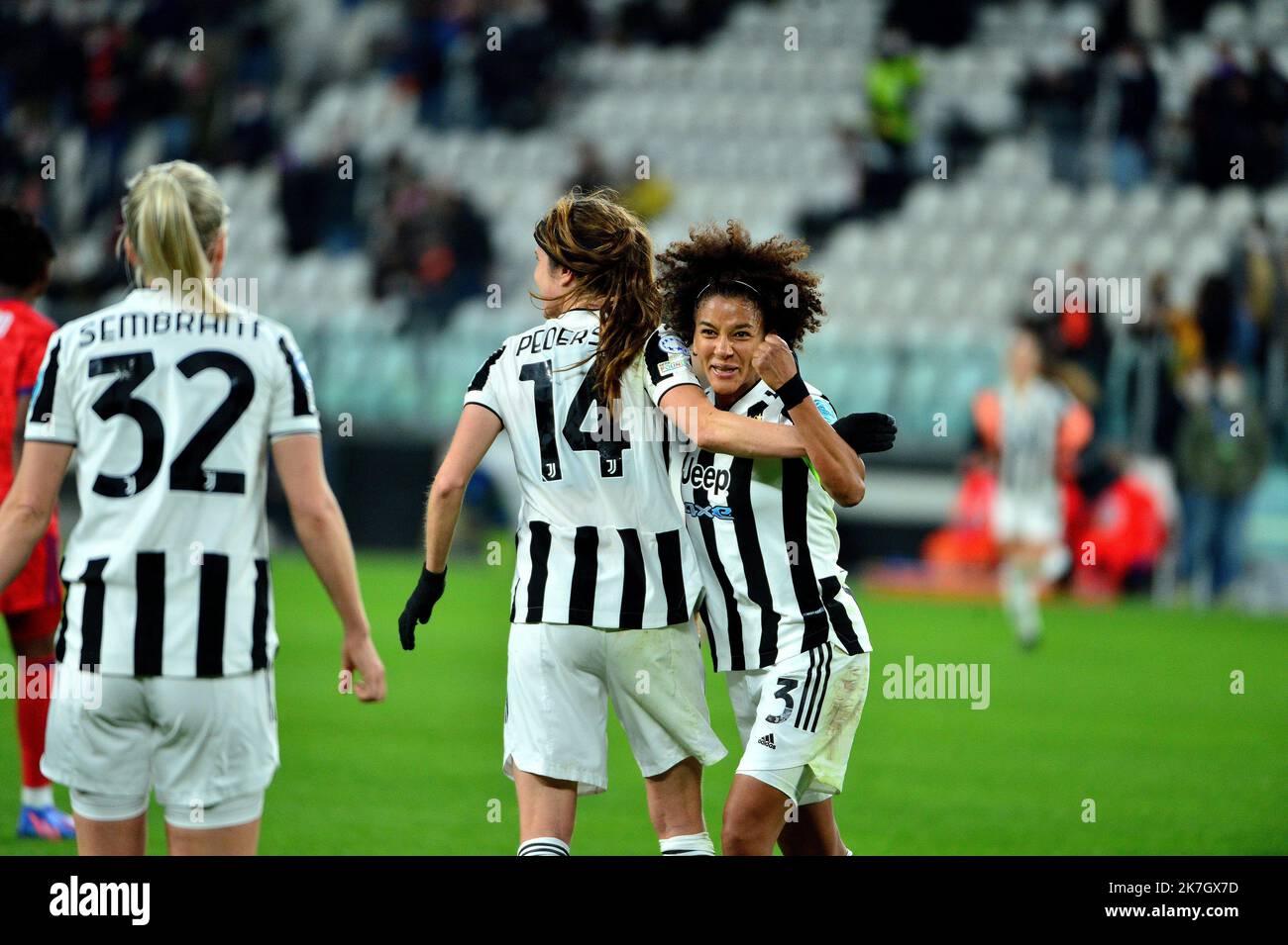 ©PHOTOPQR/LE PROGRES/Richard MOUILLAUD - Lyon 23/03/2022 - le 23/03/2022 Juventus OL Feminin UEFA -Quart de finalealler uefa Foot feminin JUVENTUS TURIN OL Joie des italiennes avec Linda Sembrant et Sara Gama UEFA Champions League Frauen Fußballspiel - Juventus Women vs Olympique Lyonnais Stockfoto