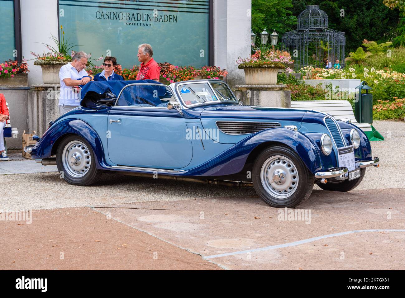 BADEN BADEN, DEUTSCHLAND - JULI 2019: Blue BMW 501 502 Luxus Limousine Cabrio Roadster 1952 1964, Oldtimer-Treffen im Kurpark. Stockfoto