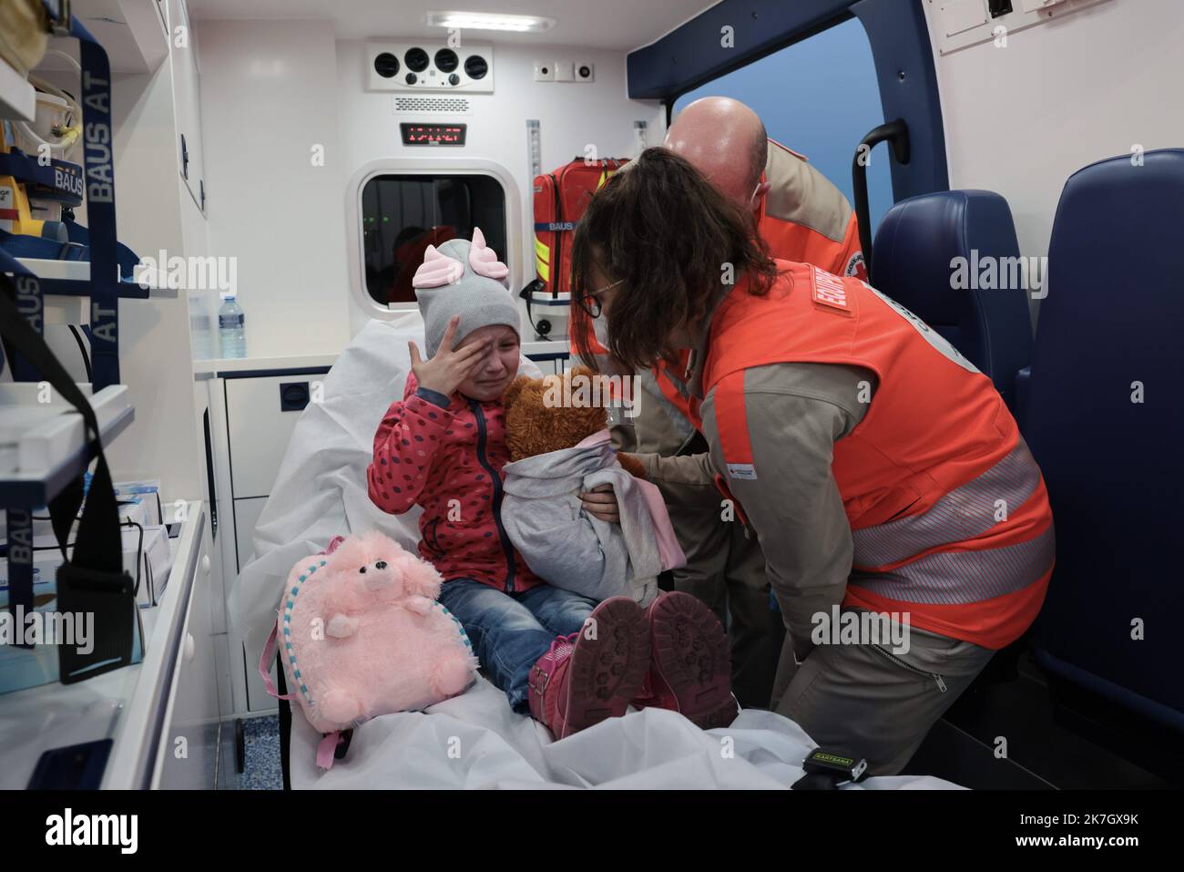 ©PHOTOPQR/LE PARISIEN/Philippe de Poulpiquet ; Orly ; 21/03/2022 ; Paris, Le 21 mars 2022. le convoi de la vie. Arrivée d'enfants ukrainiens rapatriés en France. Véronika, 6 ans Guerre en Ukraine : une vingtaine d’enfants évacués poursuivre leur combat contre le Cancer en France Après un dangereux périple de plusieurs jours, vingt enfants malades ukrainiens sont arrivés ce lundi soir sur notre sol. ILS seront pris en Charge, avec leurs proches, dans des Hôpitaux en France où va se poursuivre leur lutte contre la Maladie. Orly, Frankreich, märz 21. 2022. Kinder, die an Krebs leiden Stockfoto