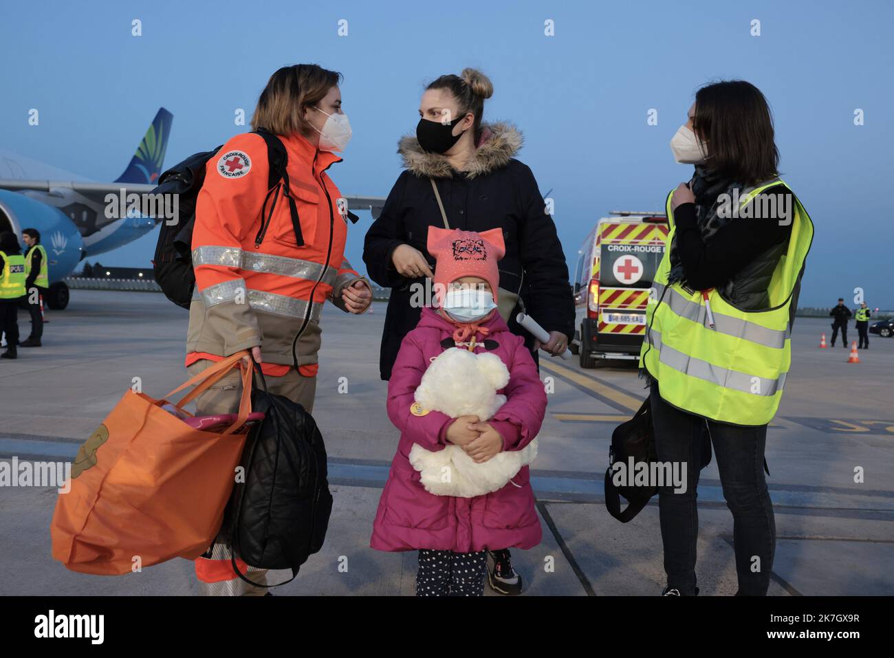 ©PHOTOPQR/LE PARISIEN/Philippe de Poulpiquet ; Orly ; 21/03/2022 ; Paris, Le 21 mars 2022. le convoi de la vie. Arrivée d'enfants ukrainiens rapatriés en France. Guerre en Ukraine : une vingtaine d’enfants évacués poursuivre leur combat contre le Cancer en France Après un dangereux périple de plusieurs jours, vingt enfants malades ukrainiens sont arrivés ce lundi soir sur notre sol. ILS seront pris en Charge, avec leurs proches, dans des Hôpitaux en France où va se poursuivre leur lutte contre la Maladie. Orly, Frankreich, märz 21. 2022. Kinder, die an Krebs leiden, kommen aus der Ukraine Stockfoto