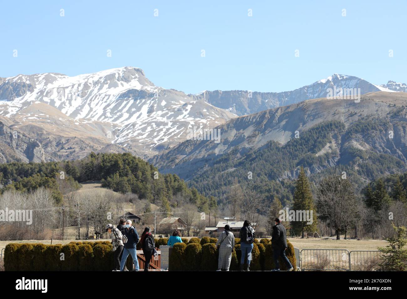 ©PHOTOPQR/LA PROVENCE/Duclet Stéphane ; Le Vernet ; 24/03/2022 ; Gedenken an den Crash der A320 der Germanwings ( vol 4U9525 ), Unfallprovokation par le Suicide du copilote Andreas Lubitz, qui a volontairement précipité son avion contre une montagne dans la commune de Prads Haute Bleone, dans les Alpes du Sud françaises, le 24. märz 2015. ICI, une ceremonie a été organisée sous une tente. Ehrung für die Opfer des Flugzeugabsturzes von germanwings airbus A320 am 24. März 2022 Stockfoto