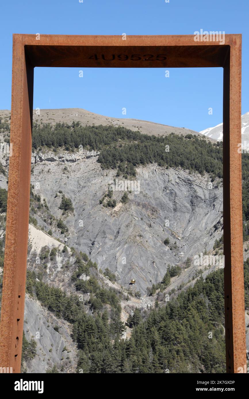 ©PHOTOPQR/LA PROVENCE/Duclet Stéphane ; Le Vernet ; 24/03/2022 ; Gedenken an den Crash der A320 der Germanwings ( vol 4U9525 ), Unfallprovokation par le Suicide du copilote Andreas Lubitz, qui a volontairement précipité son avion contre une montagne dans la commune de Prads Haute Bleone, dans les Alpes du Sud françaises, le 24. märz 2015. ICI, au col de Mariaud, face au site du Crash Tribute Ceremony for the Victims of the germanwings airbus A320 Crash on March 24, 2022 Stockfoto