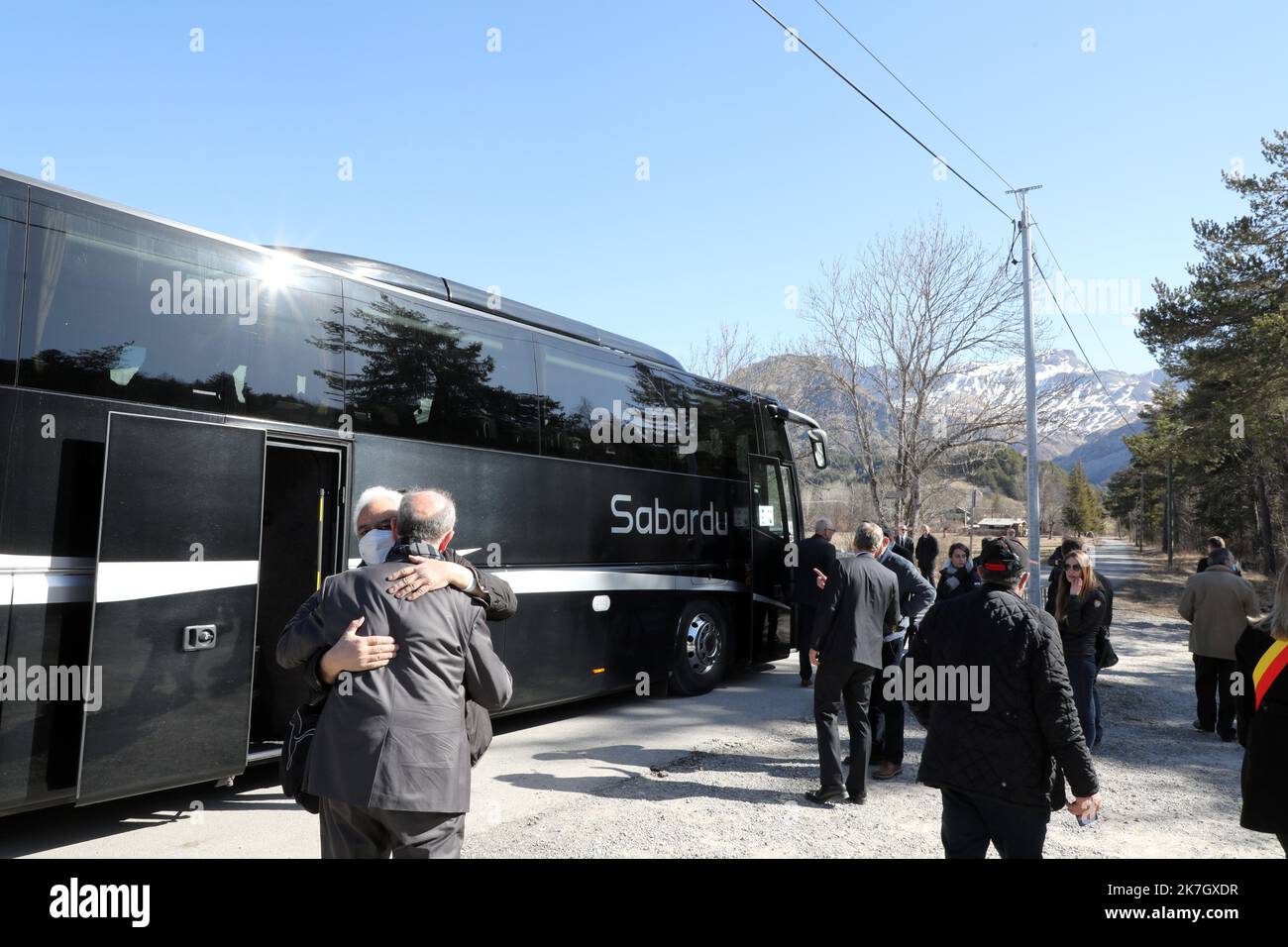©PHOTOPQR/LA PROVENCE/Duclet Stéphane ; Le Vernet ; 24/03/2022 ; Gedenken an den Crash der A320 der Germanwings ( vol 4U9525 ), Unfallprovokation par le Suicide du copilote Andreas Lubitz, qui a volontairement précipité son avion contre une montagne dans la commune de Prads Haute Bleone, dans les Alpes du Sud françaises, le 24. märz 2015. ICI, arrivée des familles Tribute Ceremony for the Victims of the germanwings airbus A320 Crash on March 24, 2022 Stockfoto
