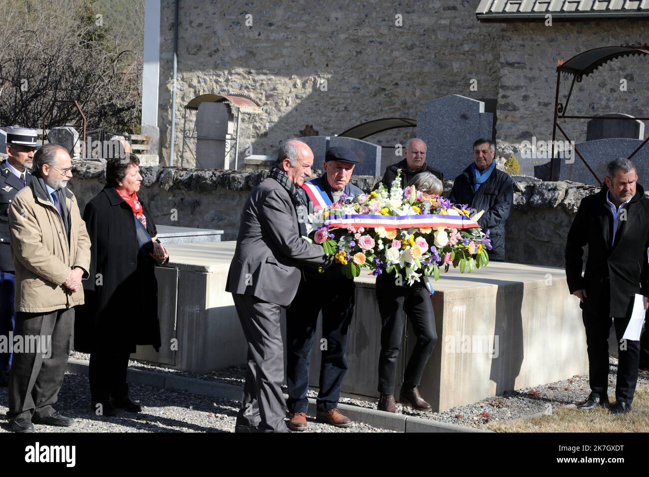 ©PHOTOPQR/LA PROVENCE/Duclet Stéphane ; Le Vernet ; 24/03/2022 ; Gedenken an den Crash der A320 der Germanwings ( vol 4U9525 ), Unfallprovokation par le Suicide du copilote Andreas Lubitz, qui a volontairement précipité son avion contre une montagne dans la commune de Prads Haute Bleone, dans les Alpes du Sud françaises, le 24. märz 2015. ICI, Ceremonie au cimetiere du Village. Ehrung für die Opfer des Flugzeugabsturzes von germanwings airbus A320 am 24. März 2022 Stockfoto