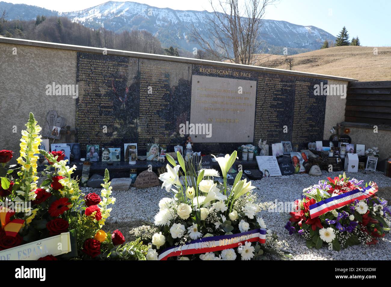 ©PHOTOPQR/LA PROVENCE/Duclet Stéphane ; Le Vernet ; 24/03/2022 ; Gedenken an den Crash der A320 der Germanwings ( vol 4U9525 ), Unfallprovokation par le Suicide du copilote Andreas Lubitz, qui a volontairement précipité son avion contre une montagne dans la commune de Prads Haute Bleone, dans les Alpes du Sud françaises, le 24. märz 2015. ICI, Ceremonie au cimetiere du Village. Ehrung für die Opfer des Flugzeugabsturzes von germanwings airbus A320 am 24. März 2022 Stockfoto