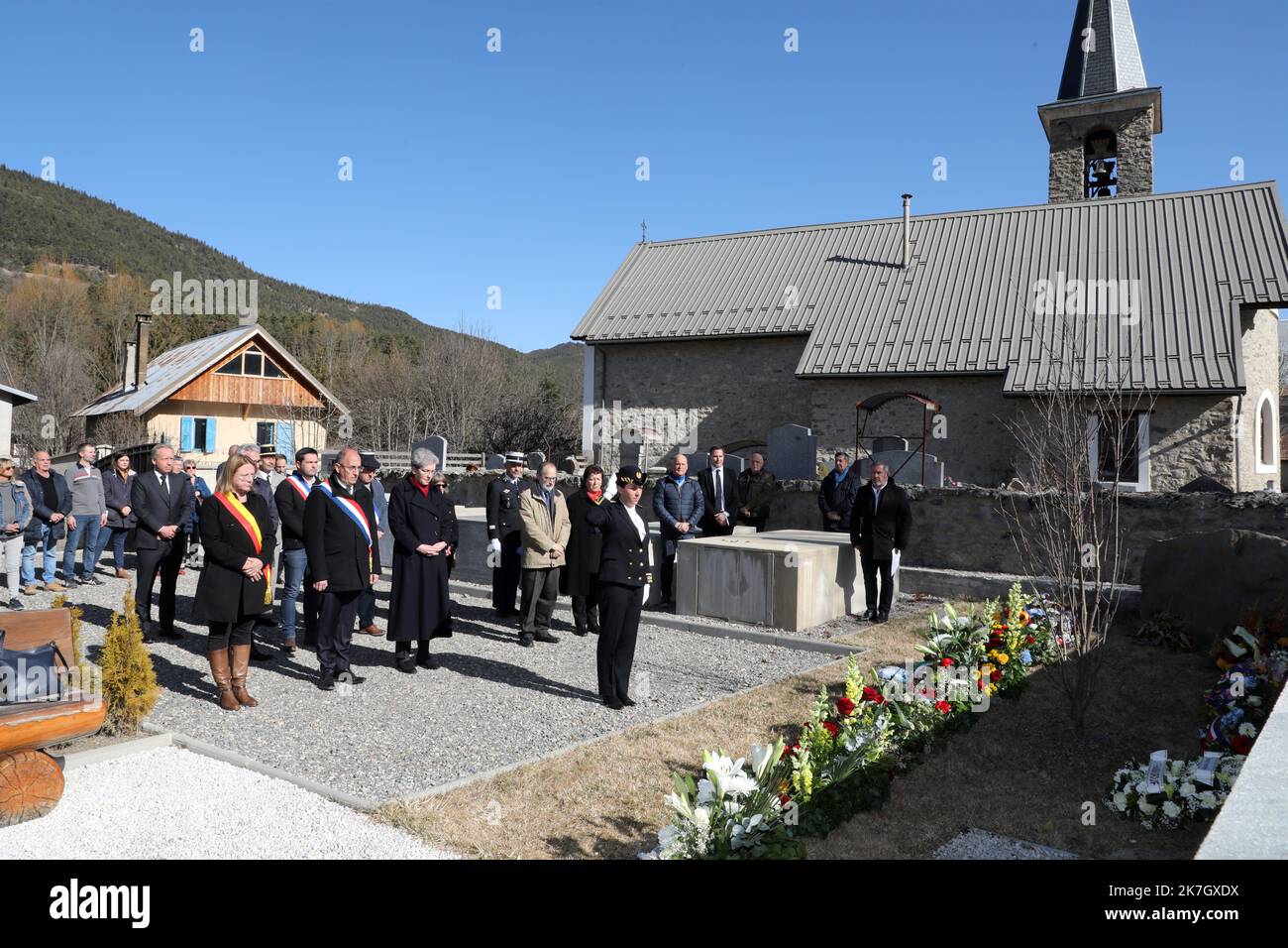 ©PHOTOPQR/LA PROVENCE/Duclet Stéphane ; Le Vernet ; 24/03/2022 ; Gedenken an den Crash der A320 der Germanwings ( vol 4U9525 ), Unfallprovokation par le Suicide du copilote Andreas Lubitz, qui a volontairement précipité son avion contre une montagne dans la commune de Prads Haute Bleone, dans les Alpes du Sud françaises, le 24. märz 2015. ICI, Ceremonie au cimetiere du Village. Ehrung für die Opfer des Flugzeugabsturzes von germanwings airbus A320 am 24. März 2022 Stockfoto