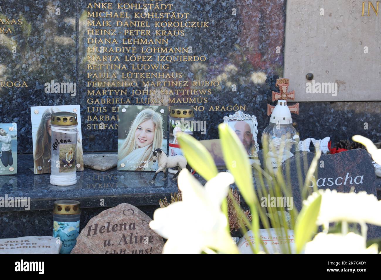 ©PHOTOPQR/LA PROVENCE/Duclet Stéphane ; Le Vernet ; 24/03/2022 ; Gedenken an den Crash der A320 der Germanwings ( vol 4U9525 ), Unfallprovokation par le Suicide du copilote Andreas Lubitz, qui a volontairement précipité son avion contre une montagne dans la commune de Prads Haute Bleone, dans les Alpes du Sud françaises, le 24. märz 2015. ICI, Ceremonie au cimetiere du Village. Ehrung für die Opfer des Flugzeugabsturzes von germanwings airbus A320 am 24. März 2022 Stockfoto