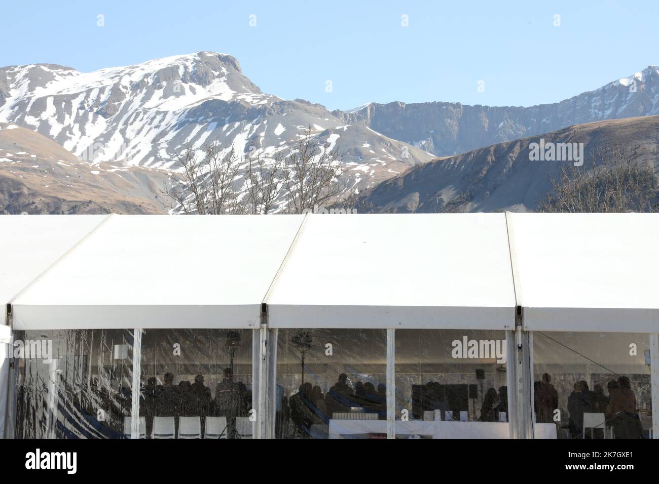 ©PHOTOPQR/LA PROVENCE/Duclet Stéphane ; Le Vernet ; 24/03/2022 ; Gedenken an den Crash der A320 der Germanwings ( vol 4U9525 ), Unfallprovokation par le Suicide du copilote Andreas Lubitz, qui a volontairement précipité son avion contre une montagne dans la commune de Prads Haute Bleone, dans les Alpes du Sud françaises, le 24. märz 2015. ICI, une ceremonie a été organisée sous une tente. Ehrung für die Opfer des Flugzeugabsturzes von germanwings airbus A320 am 24. März 2022 Stockfoto