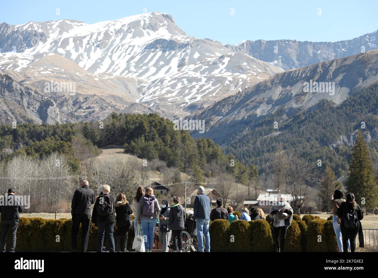 ©PHOTOPQR/LA PROVENCE/Duclet Stéphane ; Le Vernet ; 24/03/2022 ; Gedenken an den Crash der A320 der Germanwings ( vol 4U9525 ), Unfallprovokation par le Suicide du copilote Andreas Lubitz, qui a volontairement précipité son avion contre une montagne dans la commune de Prads Haute Bleone, dans les Alpes du Sud françaises, le 24. märz 2015. ICI, une ceremonie a été organisée sous une tente. Ehrung für die Opfer des Flugzeugabsturzes von germanwings airbus A320 am 24. März 2022 Stockfoto