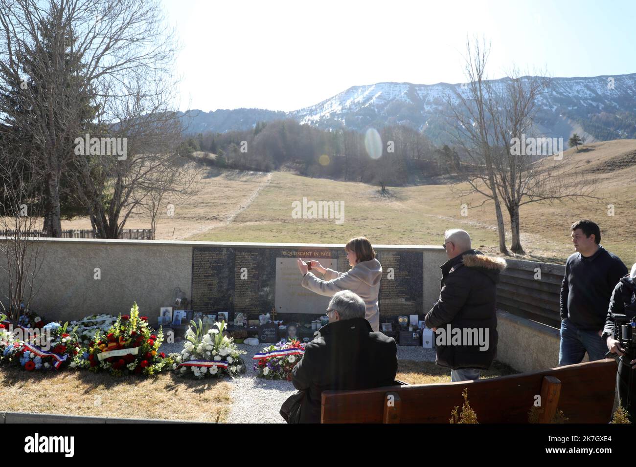 ©PHOTOPQR/LA PROVENCE/Duclet Stéphane ; Le Vernet ; 24/03/2022 ; Gedenken an den Crash der A320 der Germanwings ( vol 4U9525 ), Unfallprovokation par le Suicide du copilote Andreas Lubitz, qui a volontairement précipité son avion contre une montagne dans la commune de Prads Haute Bleone, dans les Alpes du Sud françaises, le 24. märz 2015. ICI, Ceremonie au cimetiere du Village. Ehrung für die Opfer des Flugzeugabsturzes von germanwings airbus A320 am 24. März 2022 Stockfoto