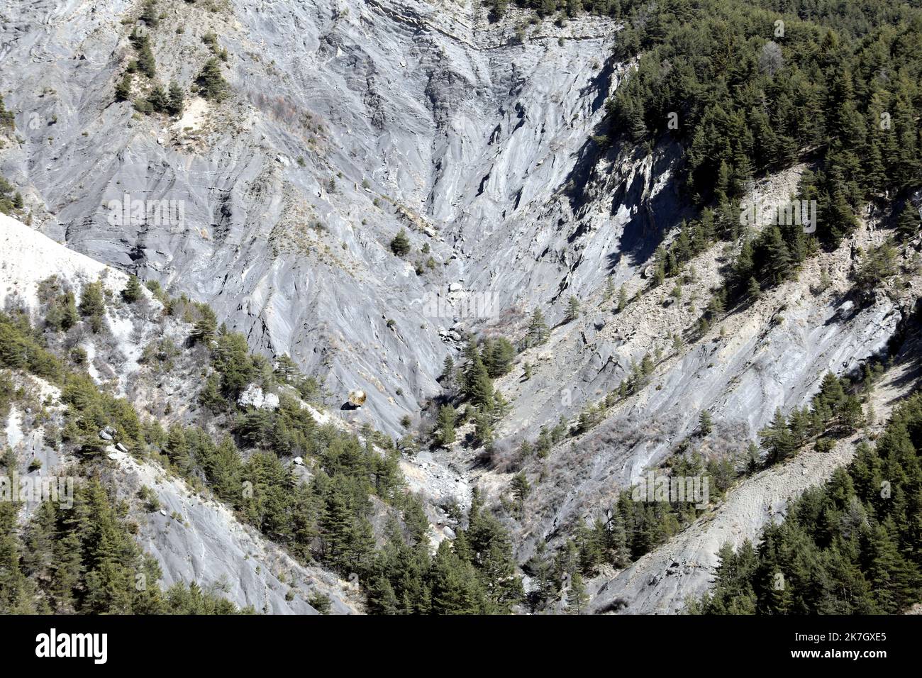 ©PHOTOPQR/LA PROVENCE/Duclet Stéphane ; Le Vernet ; 24/03/2022 ; Gedenken an den Crash der A320 der Germanwings ( vol 4U9525 ), Unfallprovokation par le Suicide du copilote Andreas Lubitz, qui a volontairement précipité son avion contre une montagne dans la commune de Prads Haute Bleone, dans les Alpes du Sud françaises, le 24. märz 2015. ICI, au col de Mariaud, face au site du Crash Tribute Ceremony for the Victims of the germanwings airbus A320 Crash on March 24, 2022 Stockfoto