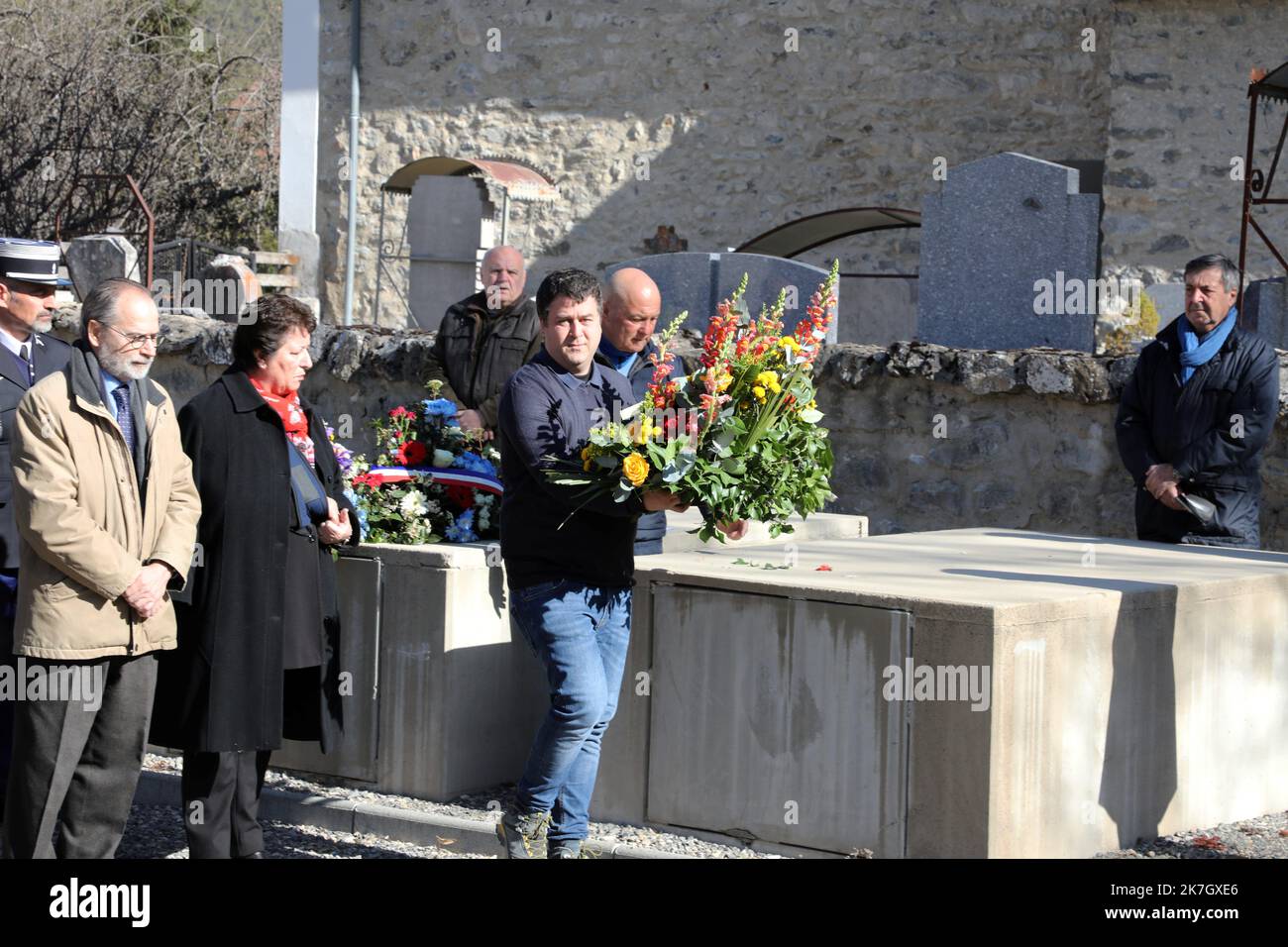 ©PHOTOPQR/LA PROVENCE/Duclet Stéphane ; Le Vernet ; 24/03/2022 ; Gedenken an den Crash der A320 der Germanwings ( vol 4U9525 ), Unfallprovokation par le Suicide du copilote Andreas Lubitz, qui a volontairement précipité son avion contre une montagne dans la commune de Prads Haute Bleone, dans les Alpes du Sud françaises, le 24. märz 2015. ICI, Ceremonie au cimetiere du Village. Ehrung für die Opfer des Flugzeugabsturzes von germanwings airbus A320 am 24. März 2022 Stockfoto