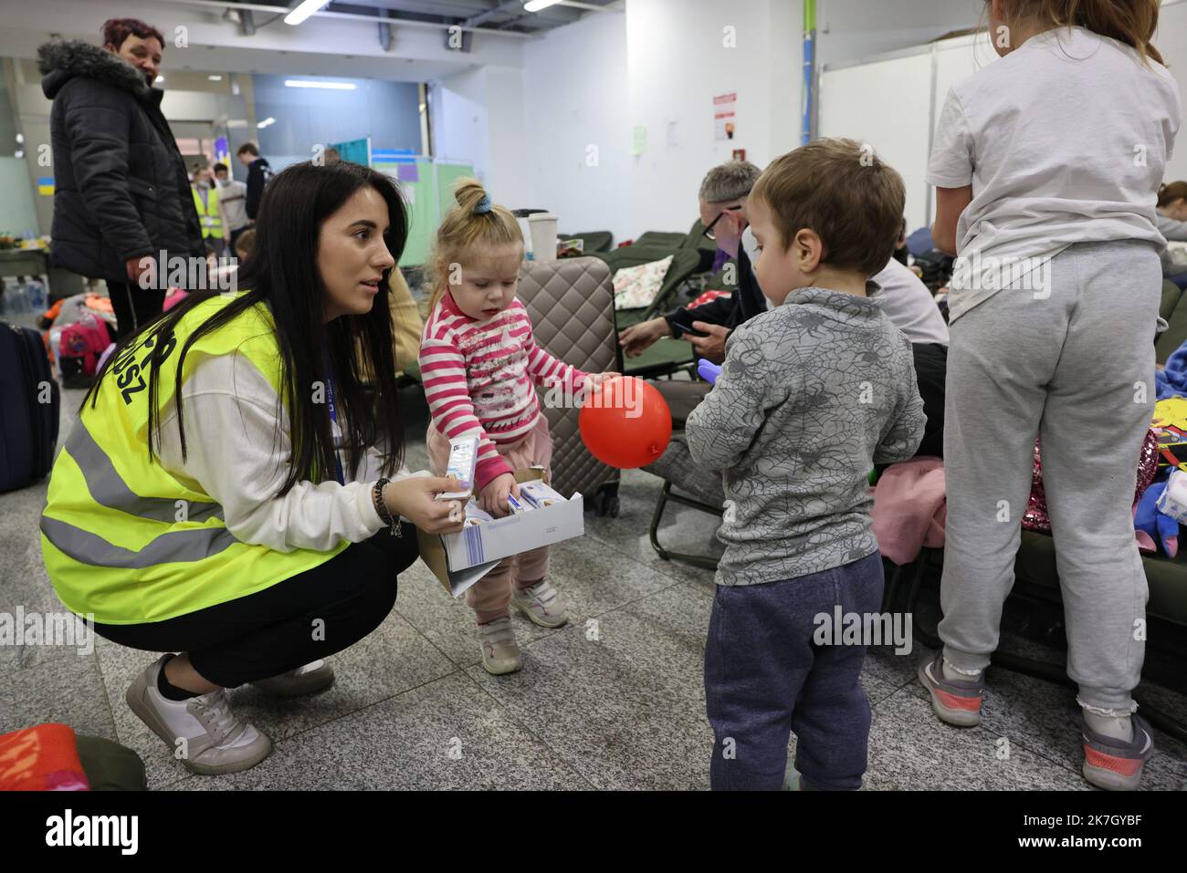 ©PHOTOPQR/LE PARISIEN/LP / Arnaud Journois ; CRACOVIE ; 24/03/2022 ; REPORTAGE SUR LES REFUGIES UKRAINIENS QUI AFFLUENT DE POLOGNE DEPUIS LE DEBUT DE L'ATTAQUE RUSSE EN UKRAINEET SUR LA MANIERE DONT LES POLONAIS S'ORGANIZENT POUR LES ACCUEILLIR ET LEUR EN AIDE COMME ICI A LA GARE DE CRACOVIE - KRAKAU, POLEN, MÄRZ 24TH 2022. Ukrainische Flüchtlinge kommen für ein paar Wochen nach Polen, als Russland ihr Land angegriffen hat Stockfoto