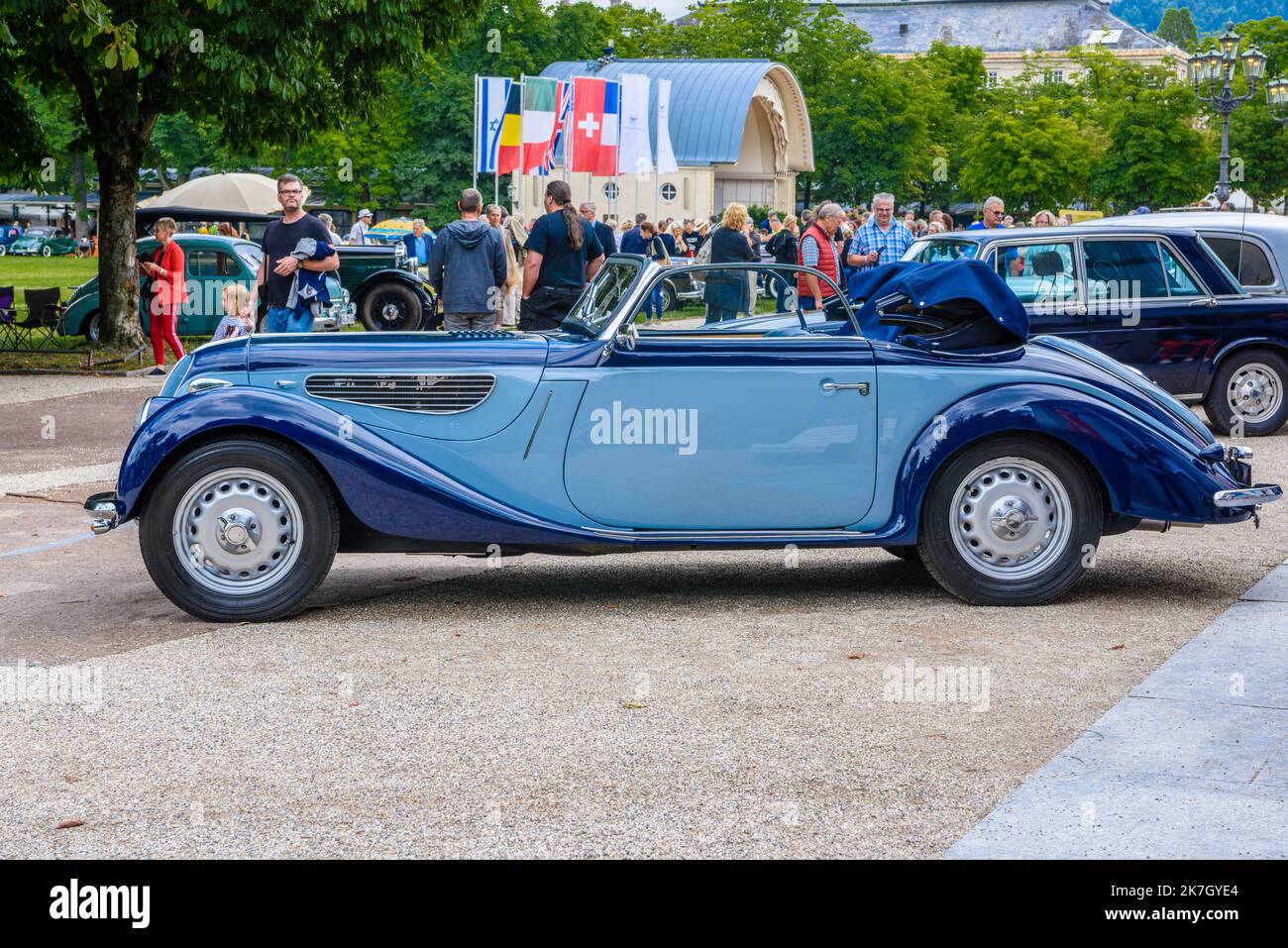 BADEN BADEN, DEUTSCHLAND - JULI 2019: Blue BMW 501 502 Luxus Limousine Cabrio Roadster 1952 1964, Oldtimer-Treffen im Kurpark. Stockfoto