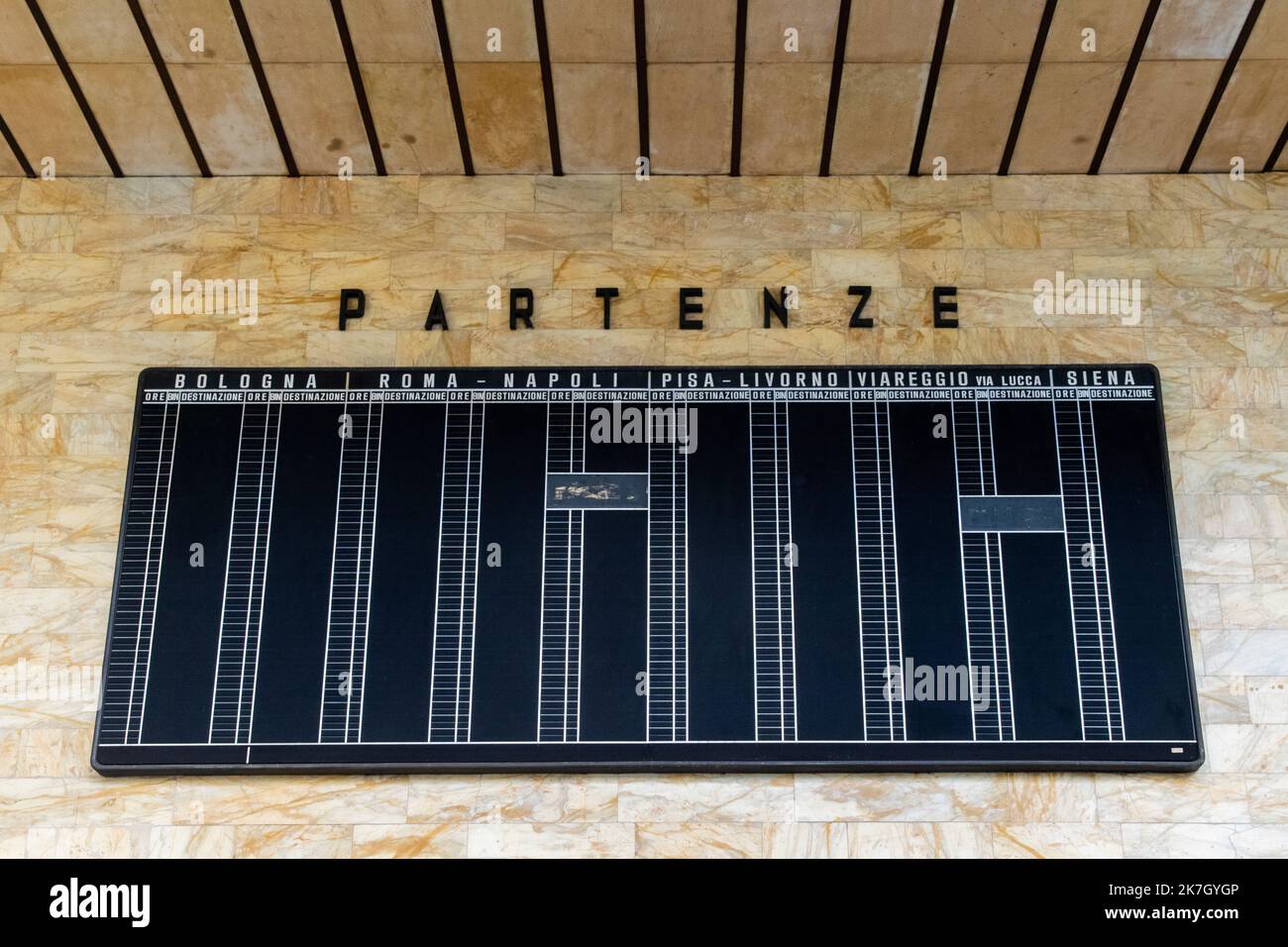 Informationstafel im Hauptbahnhof von Florenz, Italien Stockfoto