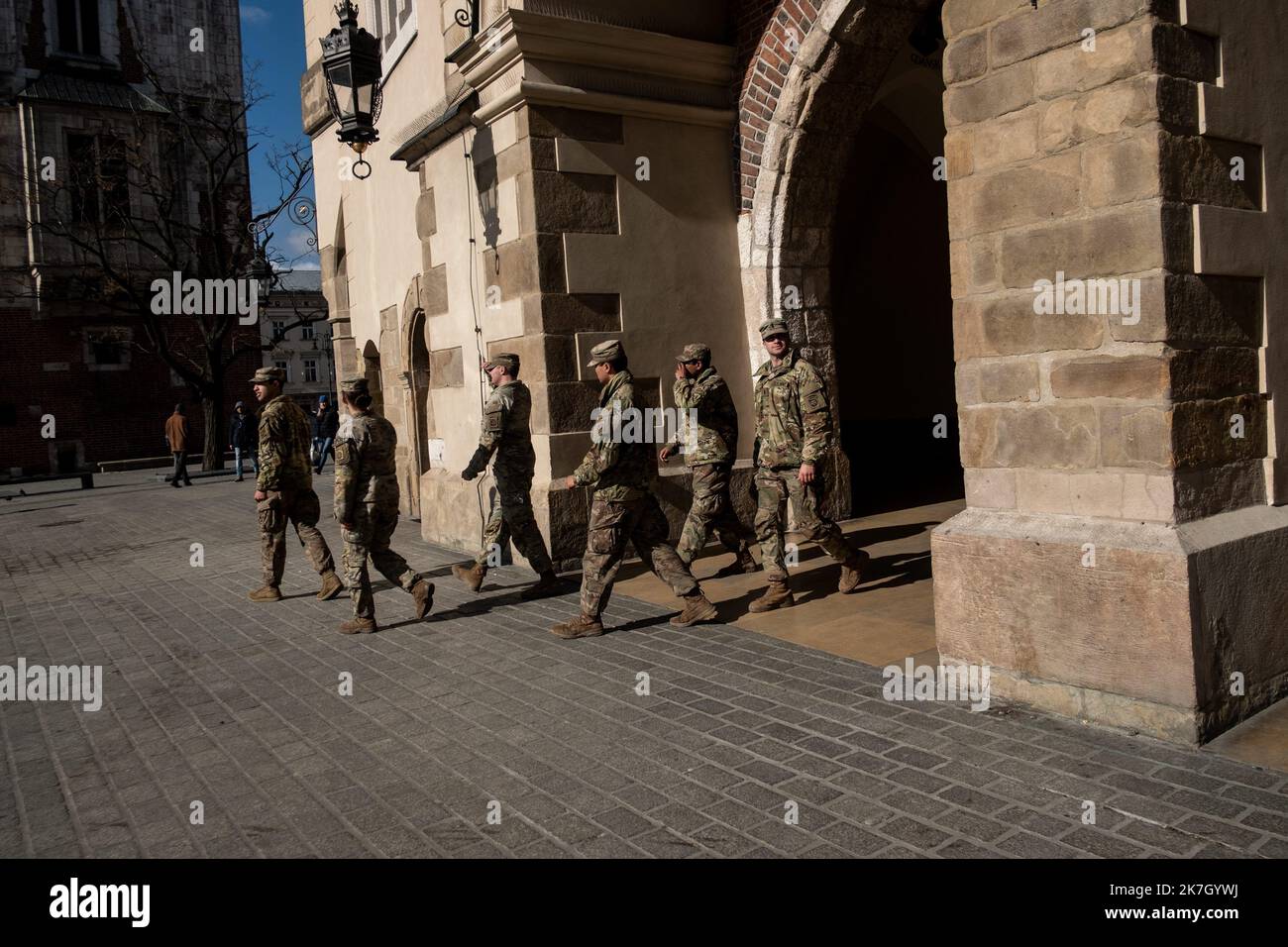 ©Michael Bunel / Le Pictorium/MAXPPP - Cracovie 08/03/2022 Michael Bunel / Le Pictorium - 8/3/2022 - Pologne / Pologne / Cracovie - des soldats americains dans les rues de Cracovie. Les Etats-Unis comptent actuellement 100,000 militaires sur le vieux Continent, soit deux fois plus qu'il y a un an. 8. märz 2022. / 8/3/2022 - Polen / Polen / Krakau - amerikanische Soldaten auf den Straßen von Krakau. Die Vereinigten Staaten haben derzeit 100.000 Soldaten auf dem Alten Kontinent, doppelt so viele wie vor einem Jahr. 8. März 2022. Stockfoto