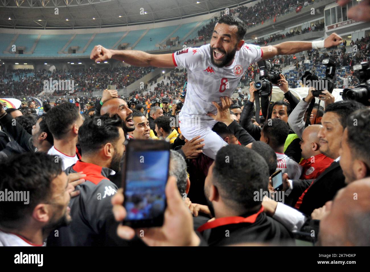 ©Yassine Mahjoub/MAXPPP - 30/03/2022 Tunesiens Spieler feiern am 29. März 2022 im Olympiastadion Hamadi Agrebi in der Stadt Rades die Qualifikation zum Fußballspiel der afrikanischen Qualifikanten der Qatar World Cup 2022 zwischen Tunesien und Mali. - Tunesien sicherte sich einen Platz bei der WM 2022 in Katar, obwohl Mali im zweiten Teil eines afrikanischen Play-Offs 0-0 zu Hause gehalten hat. (Foto von Yassine Mahjoub / MAXPPP) Stockfoto