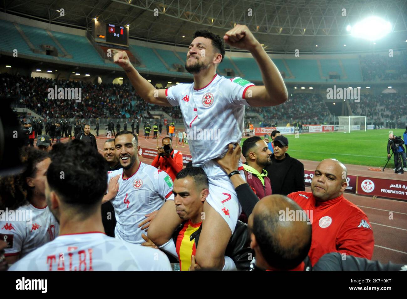 ©Yassine Mahjoub/MAXPPP - 30/03/2022 Tunesiens Spieler feiern am 29. März 2022 im Olympiastadion Hamadi Agrebi in der Stadt Rades die Qualifikation zum Fußballspiel der afrikanischen Qualifikanten der Qatar World Cup 2022 zwischen Tunesien und Mali. - Tunesien sicherte sich einen Platz bei der WM 2022 in Katar, obwohl Mali im zweiten Teil eines afrikanischen Play-Offs 0-0 zu Hause gehalten hat. (Foto von Yassine Mahjoub / MAXPPP) Stockfoto