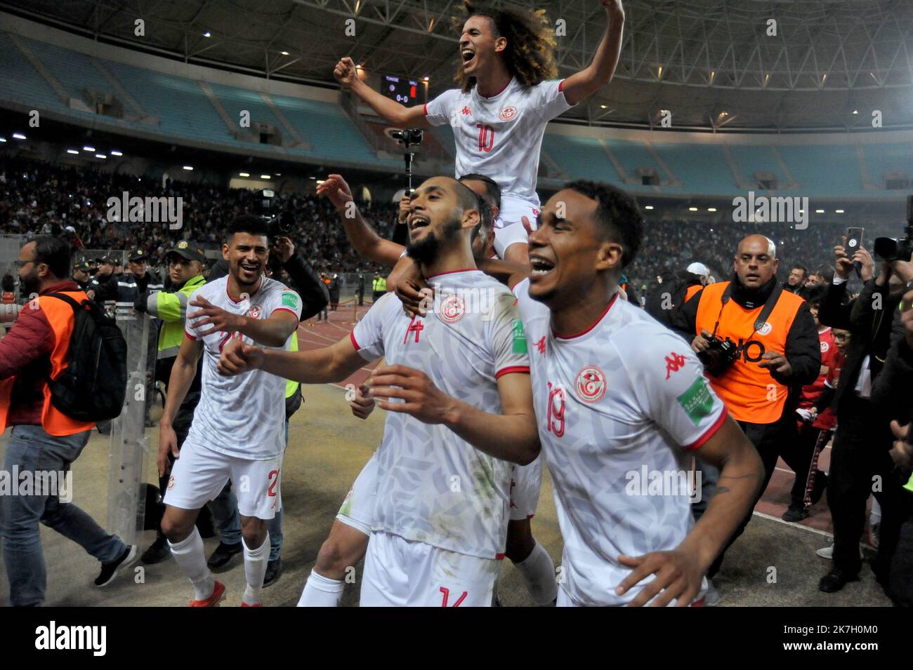 ©Yassine Mahjoub/MAXPPP - 30/03/2022 Tunesiens Spieler feiern am 29. März 2022 im Olympiastadion Hamadi Agrebi in der Stadt Rades die Qualifikation zum Fußballspiel der afrikanischen Qualifikanten der Qatar World Cup 2022 zwischen Tunesien und Mali. - Tunesien sicherte sich einen Platz bei der WM 2022 in Katar, obwohl Mali im zweiten Teil eines afrikanischen Play-Offs 0-0 zu Hause gehalten hat. (Foto von Yassine Mahjoub / MAXPPP) Stockfoto