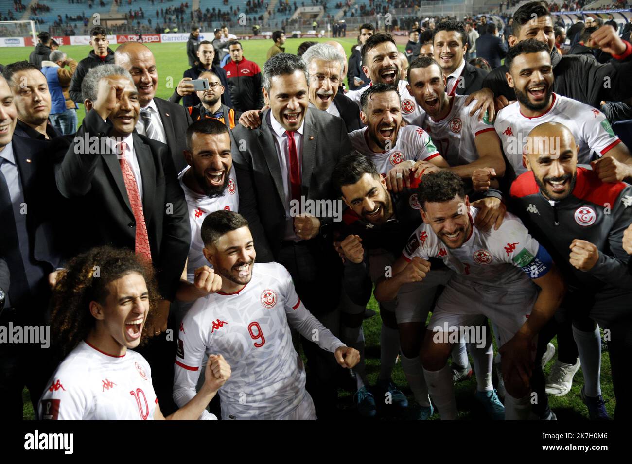 ©Yassine Mahjoub/MAXPPP - 30/03/2022 Tunesiens Spieler feiern am 29. März 2022 im Olympiastadion Hamadi Agrebi in der Stadt Rades die Qualifikation zum Fußballspiel der afrikanischen Qualifikanten der Qatar World Cup 2022 zwischen Tunesien und Mali. - Tunesien sicherte sich einen Platz bei der WM 2022 in Katar, obwohl Mali im zweiten Teil eines afrikanischen Play-Offs 0-0 zu Hause gehalten hat. (Foto von Yassine Mahjoub / MAXPPP) Stockfoto