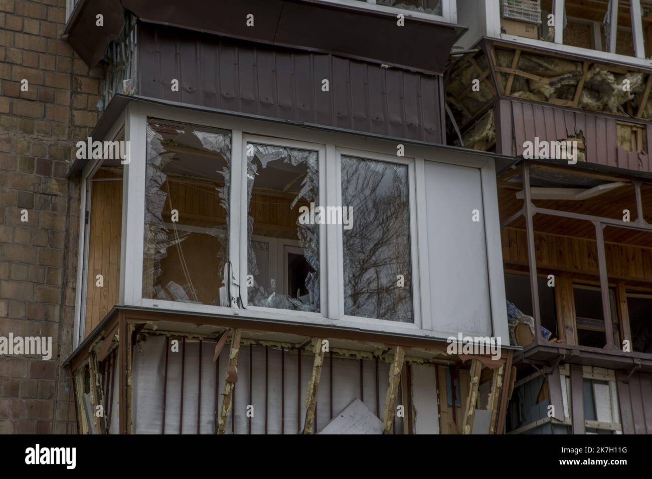 ©Jair Cabrera Torres / Le Pictori/MAXPPP - Kiew 27/03/2022 Jair Cabrera Torres / Le Pictorium - 27/3/2022 - Ukraine / Kiew - verschiedene Quartiers Residentiels de Kiev ont ete attaques par des mortiers ou des railes russes, ce qui a fait des dizaines de victimes, Ermittelt essayant de sauver leurs biens des decompres. / 27/3/2022 - Ukraine / Kiew - verschiedene Wohngebiete von Kiew wurden von russischen Mörsern oder Raketen angegriffen, was zu Dutzenden von Verletzten führte, einige versuchten, ihre Sachen aus den Trümmern zu retten. Stockfoto