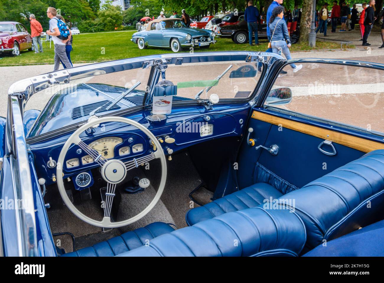 BADEN BADEN, DEUTSCHLAND - JULI 2019: Blauer Ledereinbau der BMW 501 502 Luxuslimousine Cabrio Roadster 1952 1964, Oldtimer-Treffen im Kurpark. Stockfoto