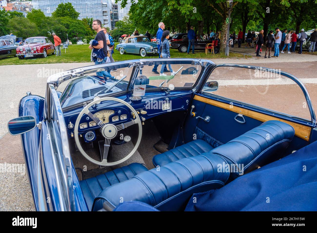 BADEN BADEN, DEUTSCHLAND - JULI 2019: Blauer Ledereinbau der BMW 501 502 Luxuslimousine Cabrio Roadster 1952 1964, Oldtimer-Treffen im Kurpark. Stockfoto