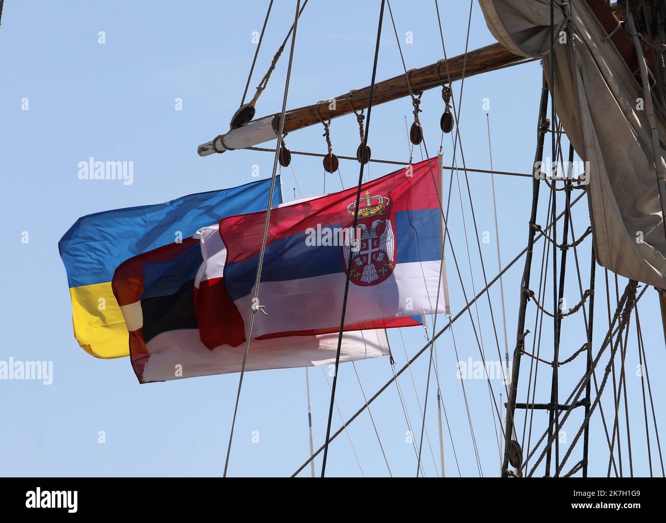 ©PHOTOPQR/NICE MATIN/Cyril Dodergny ; Cap d'Ail ; 01/04/2022 ; Cap d'Ail le 01/04/2022 - Port de Cap d'Ail - Illustration Frégate Russe ' le Shandart ' , la réplique de la frégate du 18éme siècle - Premier navire de la flotte de la Baltique et Yacht de Pierre Le Grand. - Cap d'Ail, Frankreich, april 1. 2022 die Fregatte Shtandart (Russisch: ??????????) War das erste Schiff der russischen Ostseeflotte. Ihr Kiel wurde am 24. April 1703 auf der Olonetsky-Werft bei Olonez nach dem Dekret von Zar Peter I. und den Befehlen des Kommandeurs Aleksandr-Menschikow gelegt. Stockfoto