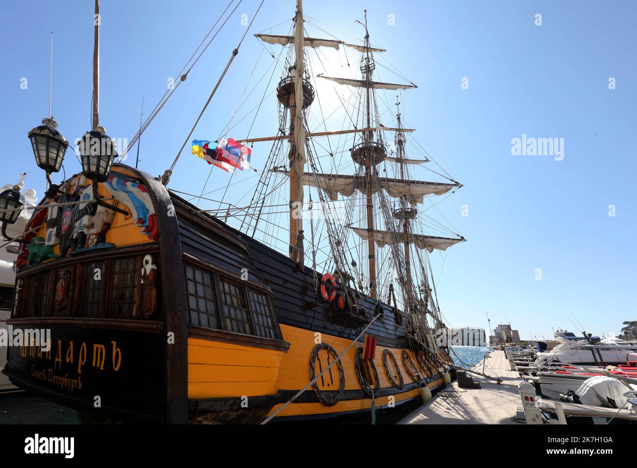 ©PHOTOPQR/NICE MATIN/Cyril Dodergny ; Cap d'Ail ; 01/04/2022 ; Cap d'Ail le 01/04/2022 - Port de Cap d'Ail - Illustration Frégate Russe ' le Shandart ' , la réplique de la frégate du 18éme siècle - Premier navire de la flotte de la Baltique et Yacht de Pierre Le Grand. - Cap d'Ail, Frankreich, april 1. 2022 die Fregatte Shtandart (Russisch: ??????????) War das erste Schiff der russischen Ostseeflotte. Ihr Kiel wurde am 24. April 1703 auf der Olonetsky-Werft bei Olonez nach dem Dekret von Zar Peter I. und den Befehlen des Kommandeurs Aleksandr-Menschikow gelegt. Stockfoto