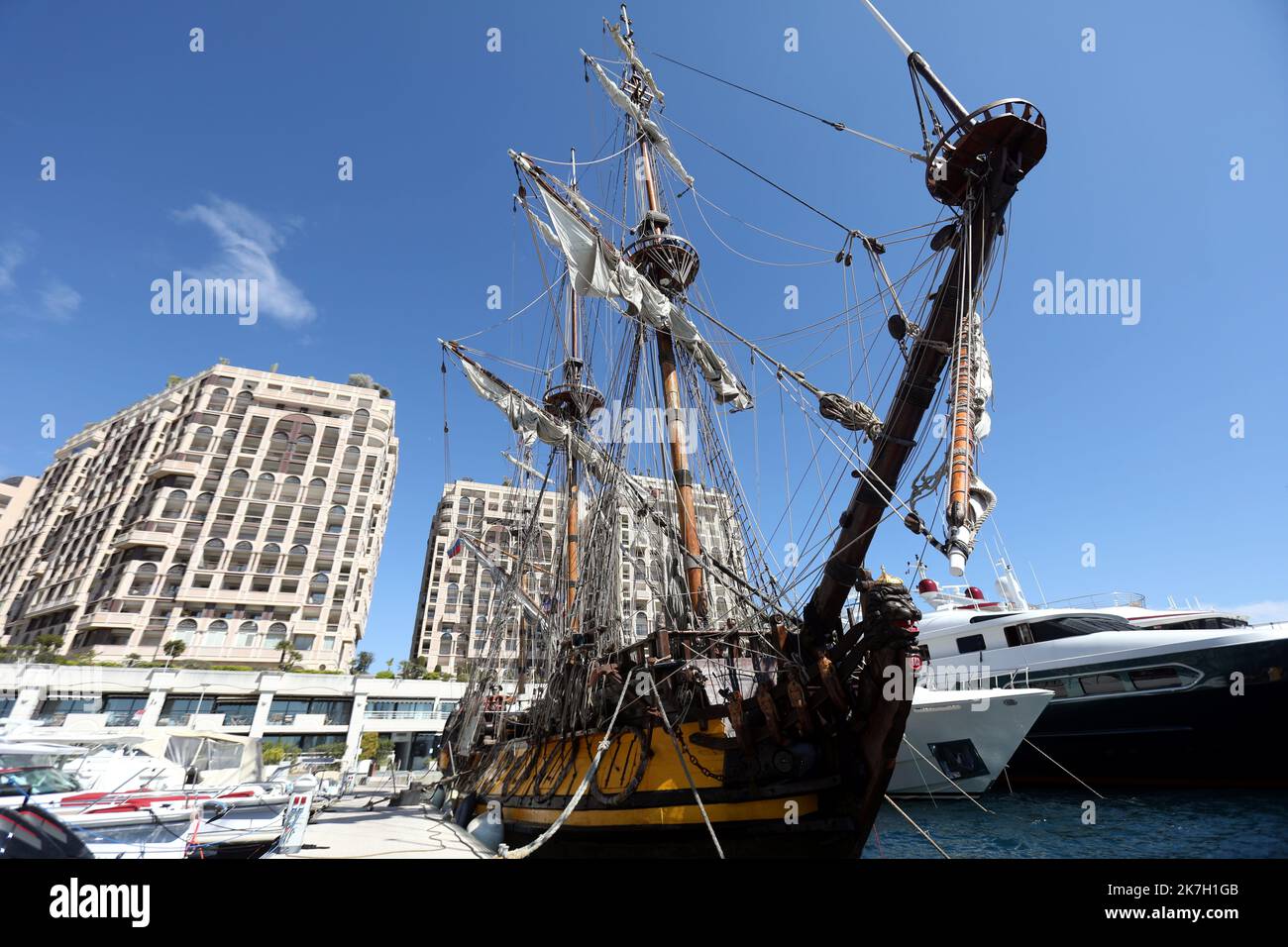 ©PHOTOPQR/NICE MATIN/Cyril Dodergny ; Cap d'Ail ; 01/04/2022 ; Cap d'Ail le 01/04/2022 - Port de Cap d'Ail - Illustration Frégate Russe ' le Shandart ' , la réplique de la frégate du 18éme siècle - Premier navire de la flotte de la Baltique et Yacht de Pierre Le Grand. - Cap d'Ail, Frankreich, april 1. 2022 die Fregatte Shtandart (Russisch: ??????????) War das erste Schiff der russischen Ostseeflotte. Ihr Kiel wurde am 24. April 1703 auf der Olonetsky-Werft bei Olonez nach dem Dekret von Zar Peter I. und den Befehlen des Kommandeurs Aleksandr-Menschikow gelegt. Stockfoto