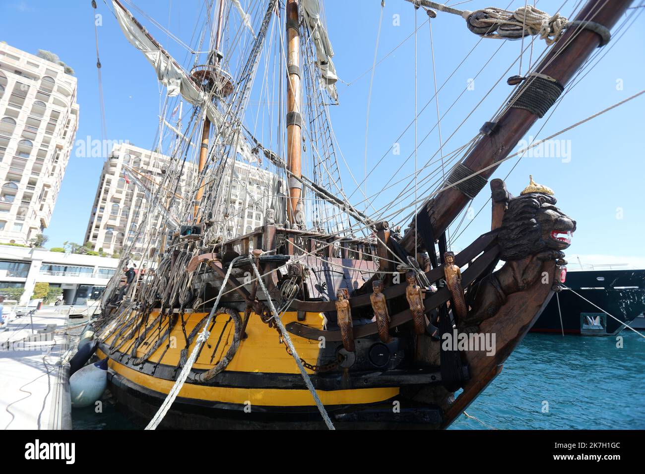 ©PHOTOPQR/NICE MATIN/Cyril Dodergny ; Cap d'Ail ; 01/04/2022 ; Cap d'Ail le 01/04/2022 - Port de Cap d'Ail - Illustration Frégate Russe ' le Shandart ' , la réplique de la frégate du 18éme siècle - Premier navire de la flotte de la Baltique et Yacht de Pierre Le Grand. - Cap d'Ail, Frankreich, april 1. 2022 die Fregatte Shtandart (Russisch: ??????????) War das erste Schiff der russischen Ostseeflotte. Ihr Kiel wurde am 24. April 1703 auf der Olonetsky-Werft bei Olonez nach dem Dekret von Zar Peter I. und den Befehlen des Kommandeurs Aleksandr-Menschikow gelegt. Stockfoto