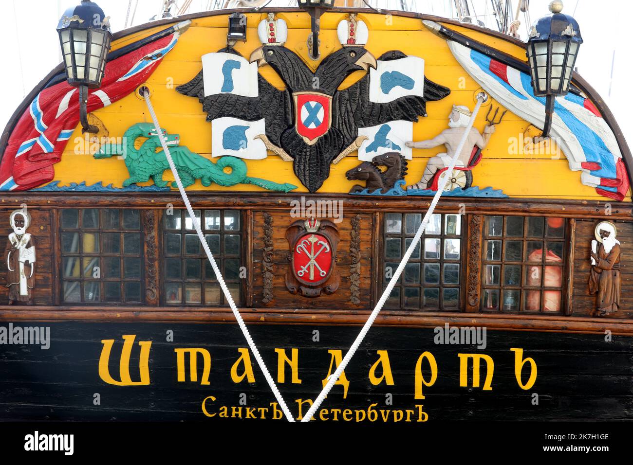 ©PHOTOPQR/NICE MATIN/Cyril Dodergny ; Cap d'Ail ; 01/04/2022 ; Cap d'Ail le 01/04/2022 - Port de Cap d'Ail - Illustration Frégate Russe ' le Shandart ' , la réplique de la frégate du 18éme siècle - Premier navire de la flotte de la Baltique et Yacht de Pierre Le Grand. - Cap d'Ail, Frankreich, april 1. 2022 die Fregatte Shtandart (Russisch: ??????????) War das erste Schiff der russischen Ostseeflotte. Ihr Kiel wurde am 24. April 1703 auf der Olonetsky-Werft bei Olonez nach dem Dekret von Zar Peter I. und den Befehlen des Kommandeurs Aleksandr-Menschikow gelegt. Stockfoto