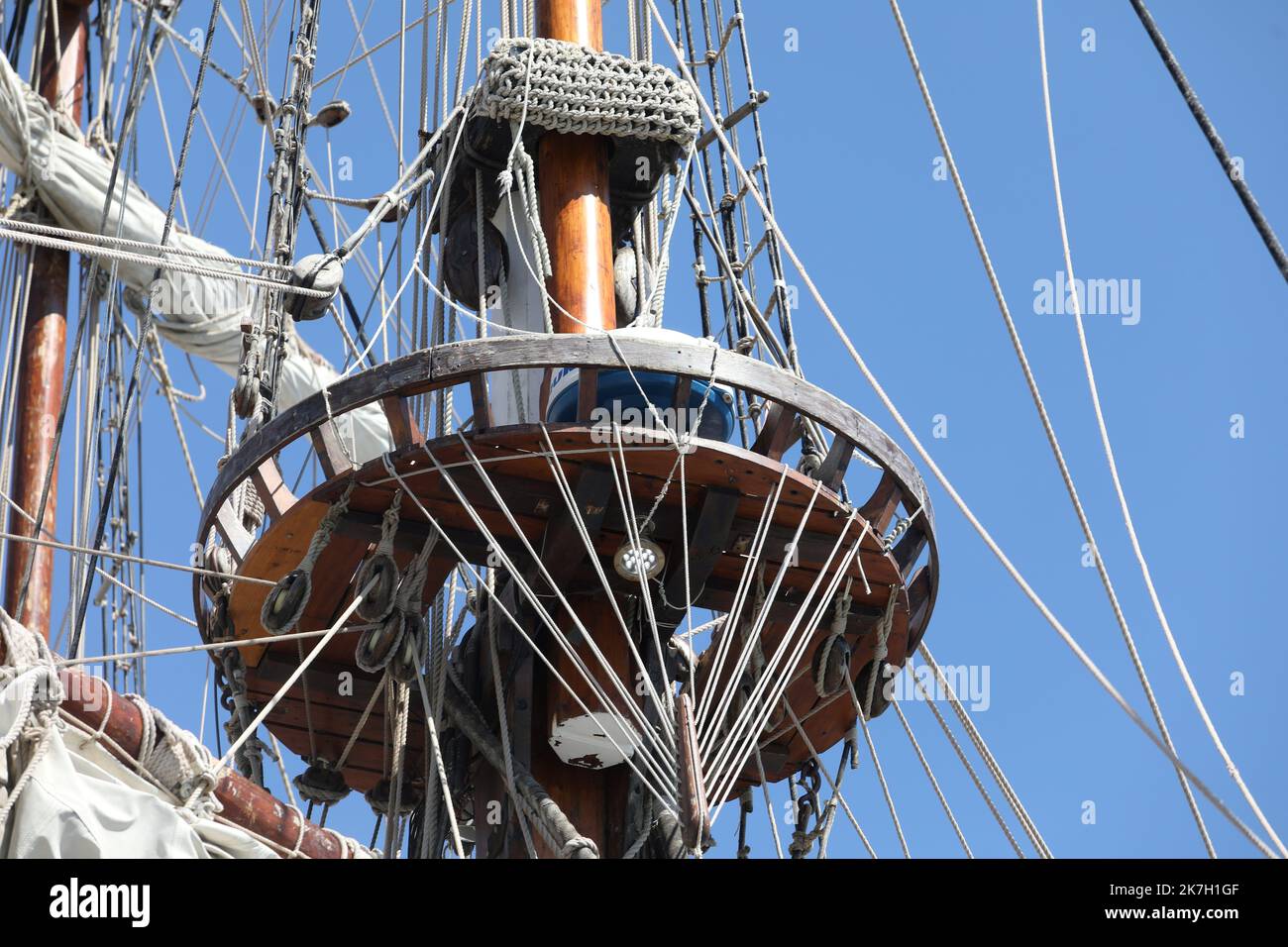 ©PHOTOPQR/NICE MATIN/Cyril Dodergny ; Cap d'Ail ; 01/04/2022 ; Cap d'Ail le 01/04/2022 - Port de Cap d'Ail - Illustration Frégate Russe ' le Shandart ' , la réplique de la frégate du 18éme siècle - Premier navire de la flotte de la Baltique et Yacht de Pierre Le Grand. - Cap d'Ail, Frankreich, april 1. 2022 die Fregatte Shtandart (Russisch: ??????????) War das erste Schiff der russischen Ostseeflotte. Ihr Kiel wurde am 24. April 1703 auf der Olonetsky-Werft bei Olonez nach dem Dekret von Zar Peter I. und den Befehlen des Kommandeurs Aleksandr-Menschikow gelegt. Stockfoto