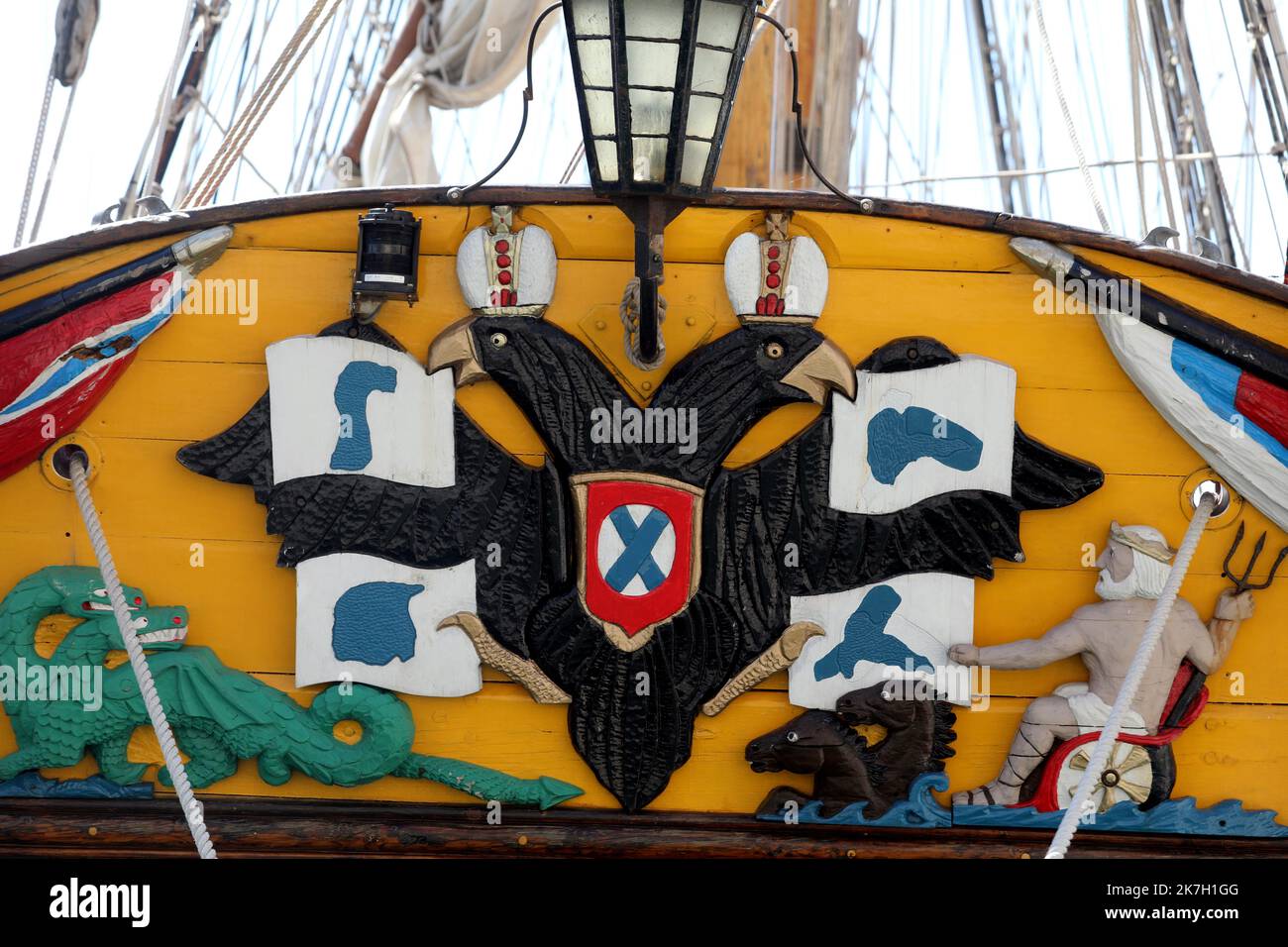 ©PHOTOPQR/NICE MATIN/Cyril Dodergny ; Cap d'Ail ; 01/04/2022 ; Cap d'Ail le 01/04/2022 - Port de Cap d'Ail - Illustration Frégate Russe ' le Shandart ' , la réplique de la frégate du 18éme siècle - Premier navire de la flotte de la Baltique et Yacht de Pierre Le Grand. - Cap d'Ail, Frankreich, april 1. 2022 die Fregatte Shtandart (Russisch: ??????????) War das erste Schiff der russischen Ostseeflotte. Ihr Kiel wurde am 24. April 1703 auf der Olonetsky-Werft bei Olonez nach dem Dekret von Zar Peter I. und den Befehlen des Kommandeurs Aleksandr-Menschikow gelegt. Stockfoto