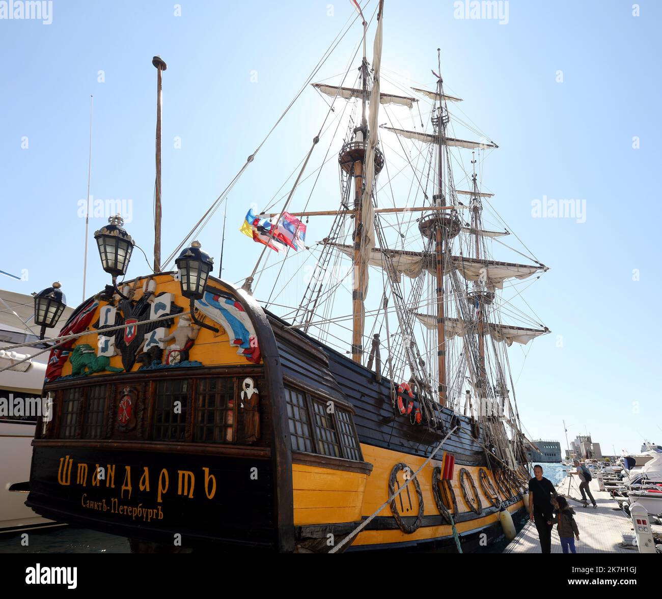 ©PHOTOPQR/NICE MATIN/Cyril Dodergny ; Cap d'Ail ; 01/04/2022 ; Cap d'Ail le 01/04/2022 - Port de Cap d'Ail - Illustration Frégate Russe ' le Shandart ' , la réplique de la frégate du 18éme siècle - Premier navire de la flotte de la Baltique et Yacht de Pierre Le Grand. - Cap d'Ail, Frankreich, april 1. 2022 die Fregatte Shtandart (Russisch: ??????????) War das erste Schiff der russischen Ostseeflotte. Ihr Kiel wurde am 24. April 1703 auf der Olonetsky-Werft bei Olonez nach dem Dekret von Zar Peter I. und den Befehlen des Kommandeurs Aleksandr-Menschikow gelegt. Stockfoto