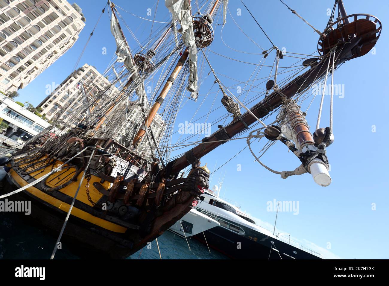 ©PHOTOPQR/NICE MATIN/Cyril Dodergny ; Cap d'Ail ; 01/04/2022 ; Cap d'Ail le 01/04/2022 - Port de Cap d'Ail - Illustration Frégate Russe ' le Shandart ' , la réplique de la frégate du 18éme siècle - Premier navire de la flotte de la Baltique et Yacht de Pierre Le Grand. - Cap d'Ail, Frankreich, april 1. 2022 die Fregatte Shtandart (Russisch: ??????????) War das erste Schiff der russischen Ostseeflotte. Ihr Kiel wurde am 24. April 1703 auf der Olonetsky-Werft bei Olonez nach dem Dekret von Zar Peter I. und den Befehlen des Kommandeurs Aleksandr-Menschikow gelegt. Stockfoto