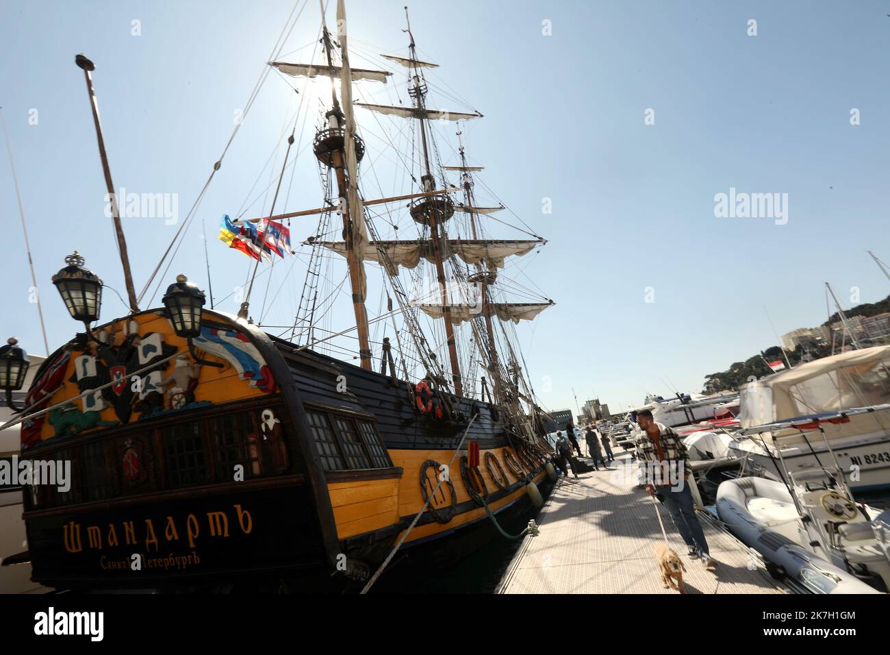 ©PHOTOPQR/NICE MATIN/Cyril Dodergny ; Cap d'Ail ; 01/04/2022 ; Cap d'Ail le 01/04/2022 - Port de Cap d'Ail - Illustration Frégate Russe ' le Shandart ' , la réplique de la frégate du 18éme siècle - Premier navire de la flotte de la Baltique et Yacht de Pierre Le Grand. - Cap d'Ail, Frankreich, april 1. 2022 die Fregatte Shtandart (Russisch: ??????????) War das erste Schiff der russischen Ostseeflotte. Ihr Kiel wurde am 24. April 1703 auf der Olonetsky-Werft bei Olonez nach dem Dekret von Zar Peter I. und den Befehlen des Kommandeurs Aleksandr-Menschikow gelegt. Stockfoto