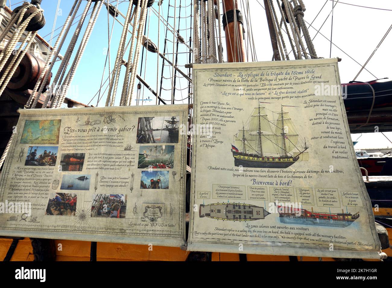 ©PHOTOPQR/NICE MATIN/Cyril Dodergny ; Cap d'Ail ; 01/04/2022 ; Cap d'Ail le 01/04/2022 - Port de Cap d'Ail - Illustration Frégate Russe ' le Shandart ' , la réplique de la frégate du 18éme siècle - Premier navire de la flotte de la Baltique et Yacht de Pierre Le Grand. - Cap d'Ail, Frankreich, april 1. 2022 die Fregatte Shtandart (Russisch: ??????????) War das erste Schiff der russischen Ostseeflotte. Ihr Kiel wurde am 24. April 1703 auf der Olonetsky-Werft bei Olonez nach dem Dekret von Zar Peter I. und den Befehlen des Kommandeurs Aleksandr-Menschikow gelegt. Stockfoto