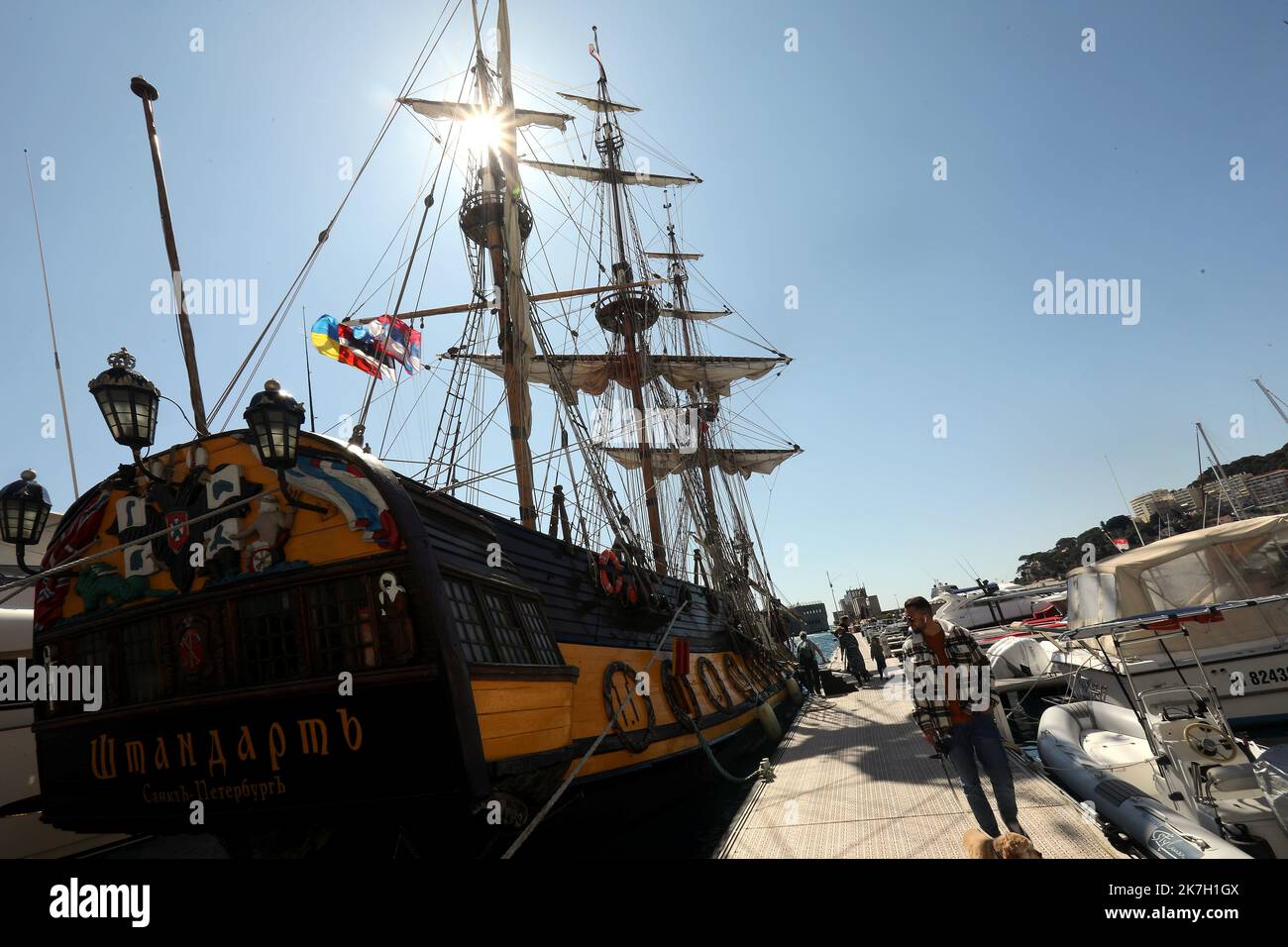 ©PHOTOPQR/NICE MATIN/Cyril Dodergny ; Cap d'Ail ; 01/04/2022 ; Cap d'Ail le 01/04/2022 - Port de Cap d'Ail - Illustration Frégate Russe ' le Shandart ' , la réplique de la frégate du 18éme siècle - Premier navire de la flotte de la Baltique et Yacht de Pierre Le Grand. - Cap d'Ail, Frankreich, april 1. 2022 die Fregatte Shtandart (Russisch: ??????????) War das erste Schiff der russischen Ostseeflotte. Ihr Kiel wurde am 24. April 1703 auf der Olonetsky-Werft bei Olonez nach dem Dekret von Zar Peter I. und den Befehlen des Kommandeurs Aleksandr-Menschikow gelegt. Stockfoto