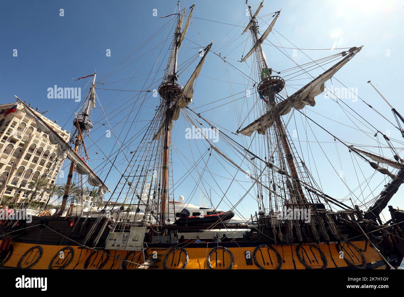 ©PHOTOPQR/NICE MATIN/Cyril Dodergny ; Cap d'Ail ; 01/04/2022 ; Cap d'Ail le 01/04/2022 - Port de Cap d'Ail - Illustration Frégate Russe ' le Shandart ' , la réplique de la frégate du 18éme siècle - Premier navire de la flotte de la Baltique et Yacht de Pierre Le Grand. - Cap d'Ail, Frankreich, april 1. 2022 die Fregatte Shtandart (Russisch: ??????????) War das erste Schiff der russischen Ostseeflotte. Ihr Kiel wurde am 24. April 1703 auf der Olonetsky-Werft bei Olonez nach dem Dekret von Zar Peter I. und den Befehlen des Kommandeurs Aleksandr-Menschikow gelegt. Stockfoto