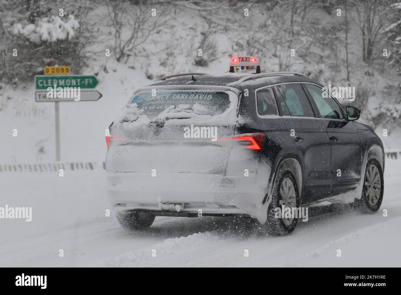 ©PHOTOPQR/LA MONTAGNE/Richard BRUNEL ; ; 02/04/2022 ; Meteo Neige Gelzirkulation, Printemps, Col Ventouse, Puy de Dome le 02/04/2022 Foto R Brunel - KALTE WELLE UND SCHNEE IN FRANKREICH Stockfoto