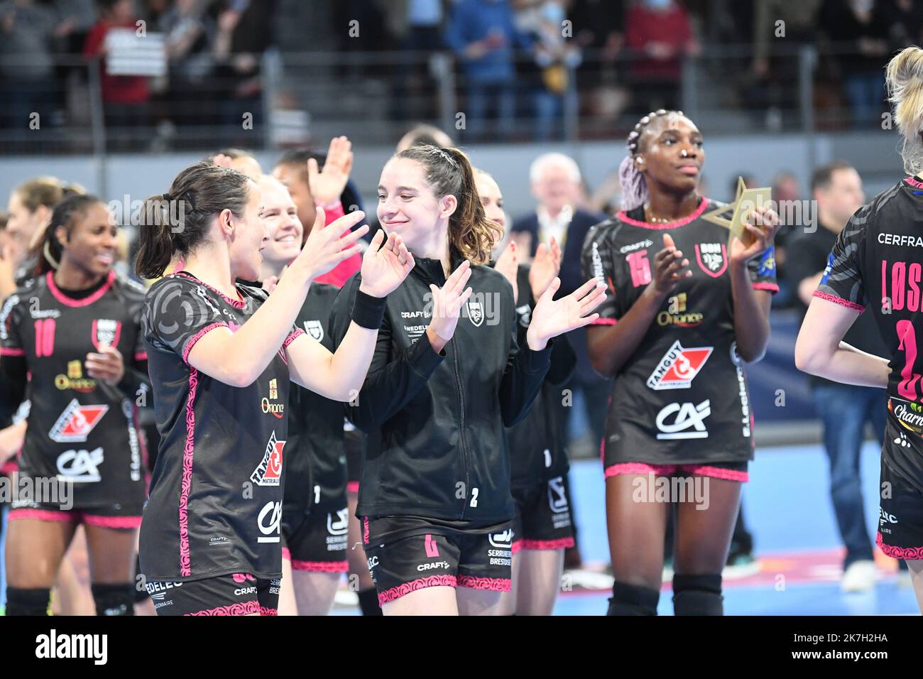 ©PHOTOPQR/LE TELEGRAM/Nicolas Creach ; Pariss ; 03/04/2022 ; FOTO Nicolas Creach / LE TELEGRAM. Handball ( 29 ) Brest ARENA le 03 Avril 2022 Ligue des Champions Saisson 2021 - 2022 8 è de Finale Retour BBH ( FRA ) / Odense La joie des joueuses du BBH Suite à leur victoire 29 à 26 Face à Odense. HANDBALL CHAMPIONS LEAGUE Stockfoto