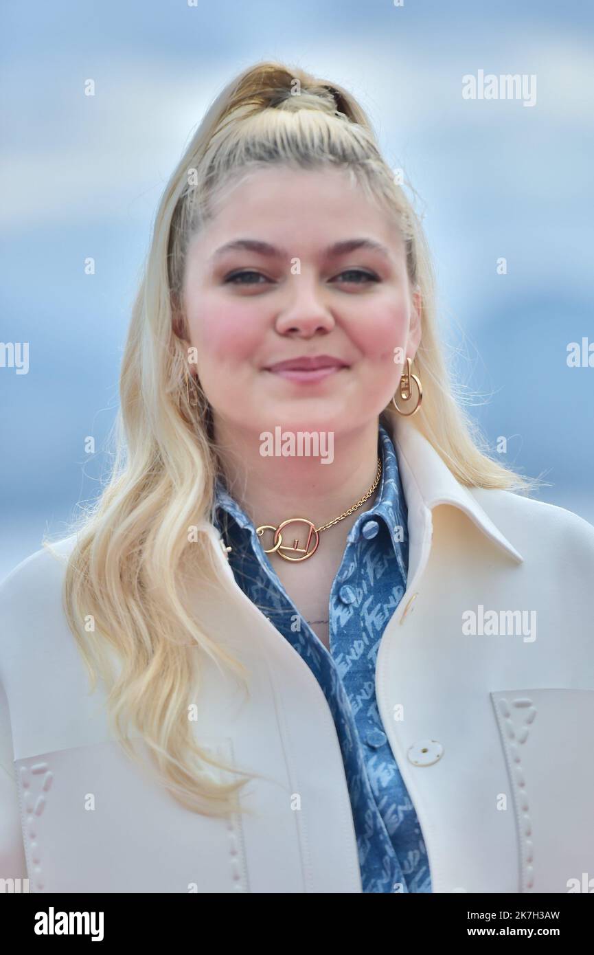 ©FRANCK CASTEL/MAXPPP - 02/04/2022 CANNES, FRANKREICH - APRIL 03 Louane Emera nimmt an der Visions Fotoserie während des Canneseries Festivals 5. am 03. April 2022 in Cannes, Frankreich, Teil Stockfoto
