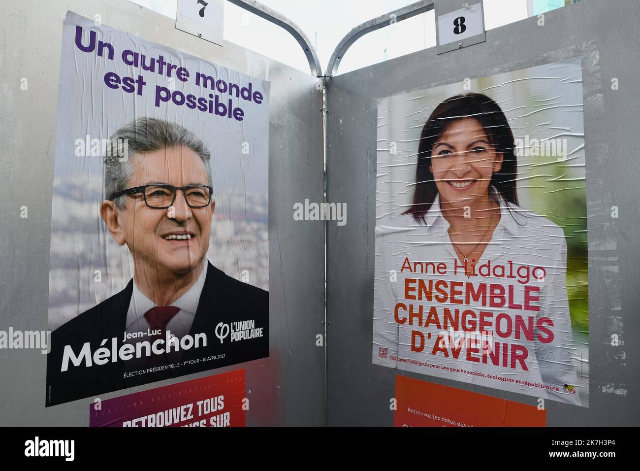 ©Julien Mattia / Le Pictorium/MAXPPP - Issy les Moulineaux 03/04/2022 Julien Mattia / Le Pictorium - 3/4/2022 - Frankreich / Hauts-de-seine / Issy les Moulineaux - Affichage Electorale des candidats avant le Premier Tour des Presidentielles 2022. / 3/4/2022 - Frankreich / Hauts-de-seine / Issy-les-Moulineaux - Wahlausstellung der Kandidaten vor der ersten Runde des Präsidenten 2022. Stockfoto