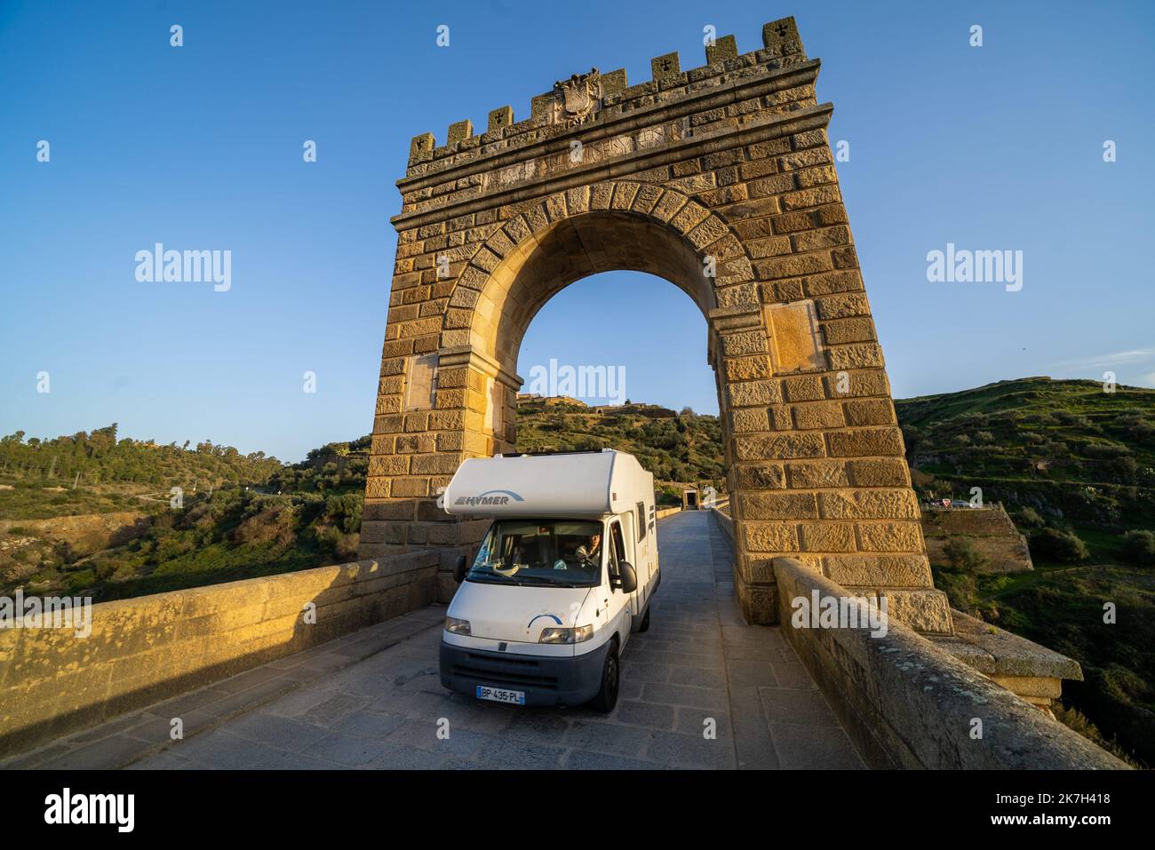SIMON DAVAL / MAXPPP - Illustration, Region d'Estremadure, Espagne, fevrier 2022 - Village d'Alcantara et son pont Romain en camping-car - SPANIEN 2022 Stockfoto